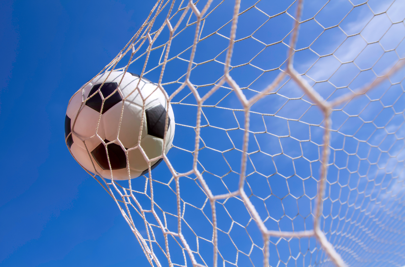 Sehr viele Sportvereine, darunter eine große Anzahl von Fußballvereinen, profitiert im Lahn-Dill-Kreis vom Heizkostenzuschuss. Foto: nattanan726 von Getty Images/via canva.com