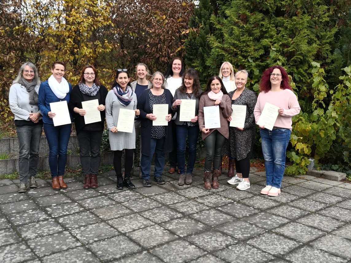 Die erfolgreichen Absolventinnen der Fortbildungsreihe mit der Referentin, Martina Leppert (hintere Reihe, links), der Leitung der Schulabteilung des Lahn-Dill-Kreises, Simone Vetter (ganz links), und Silke Artik, Koordinatorin der Fortbildung (hintere Reihe, rechts). Foto: Lahn-Dill-Kreis
