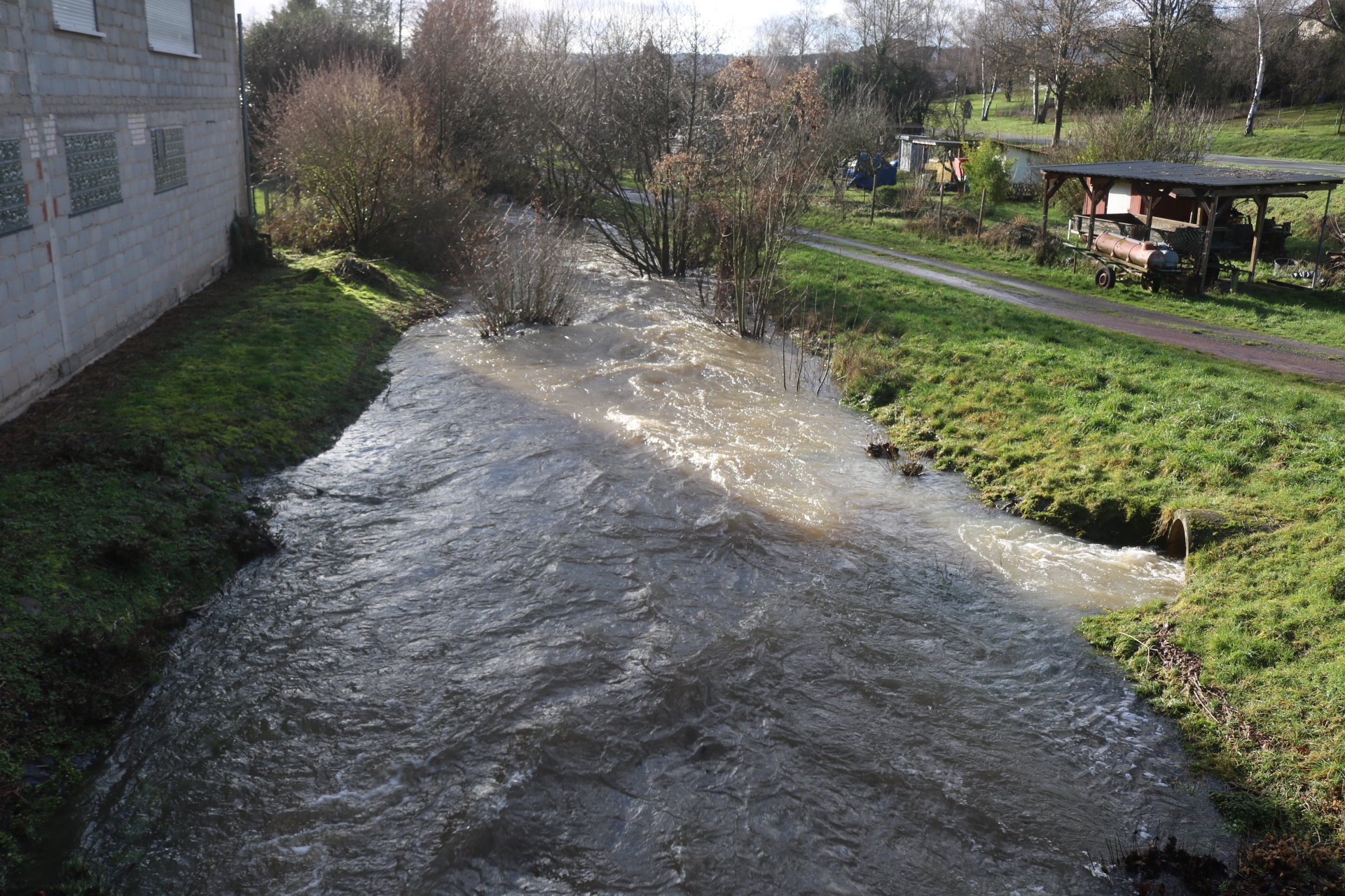Nicht nur Lahn und Dill führen derzeit viel Wasser nach den ergiebigen Regenfällen in den vergangenen Tagen, auch die Nebenflüsse wie der Ulmbach hier in Greifenstein-Allendorf. Foto: Lahn-Dill-Kreis