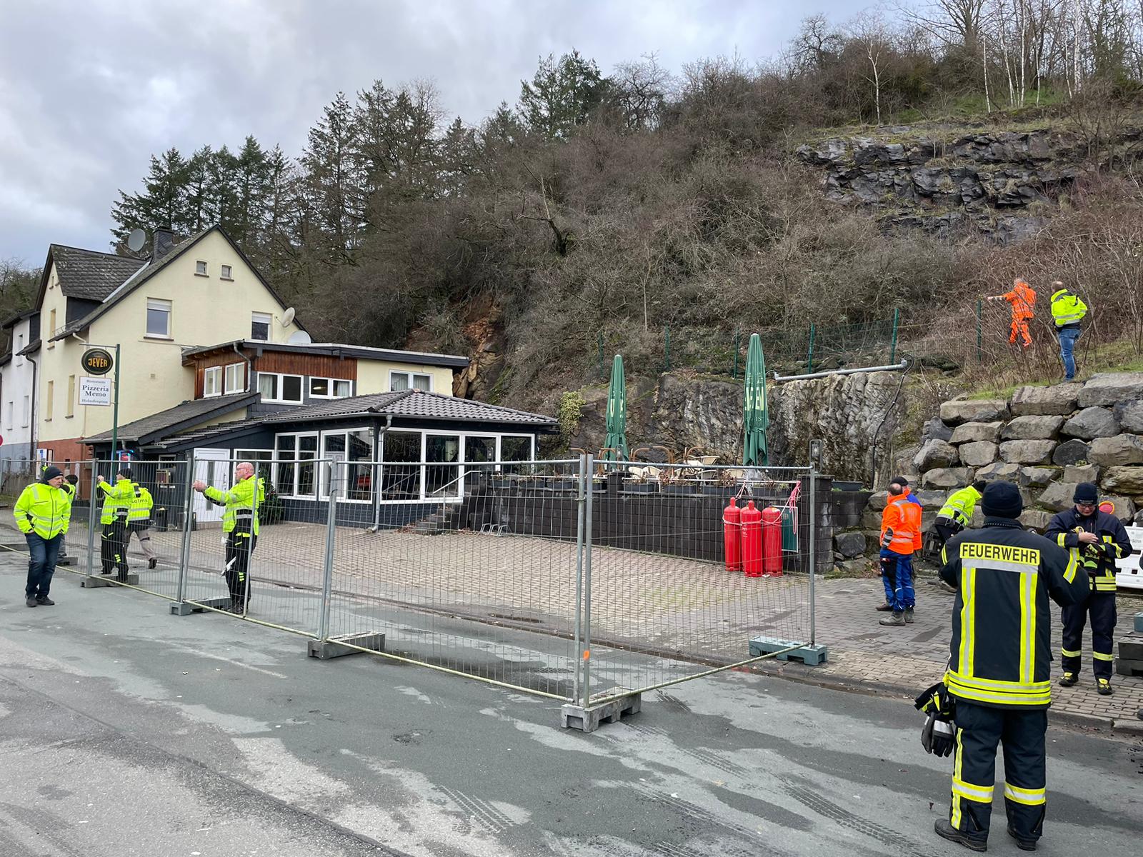 Den größten Einsatz verzeichnete die Zentrale Leitstelle in Solms-Oberbiel, wo am Sonntagmittag ein Erdrutsch ein Doppelhaus zerstörte. Foto: Freiwillige Feuerwehr Solms