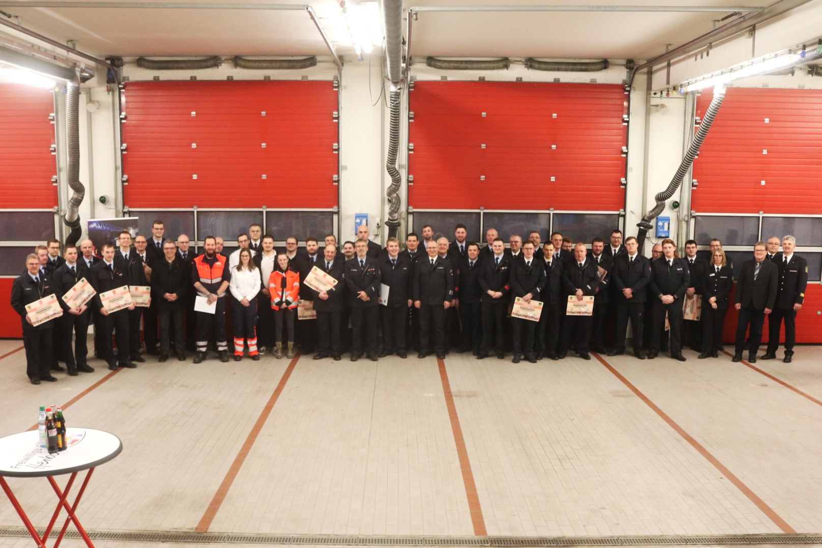 Die insgesamt 92 Feuerwehrleute erhielten ihre Auszeichnung in feierlicher Runde in der Fahrzeughalle der Feuerwehr Herborn. Foto: Lahn-Dill-Kreis