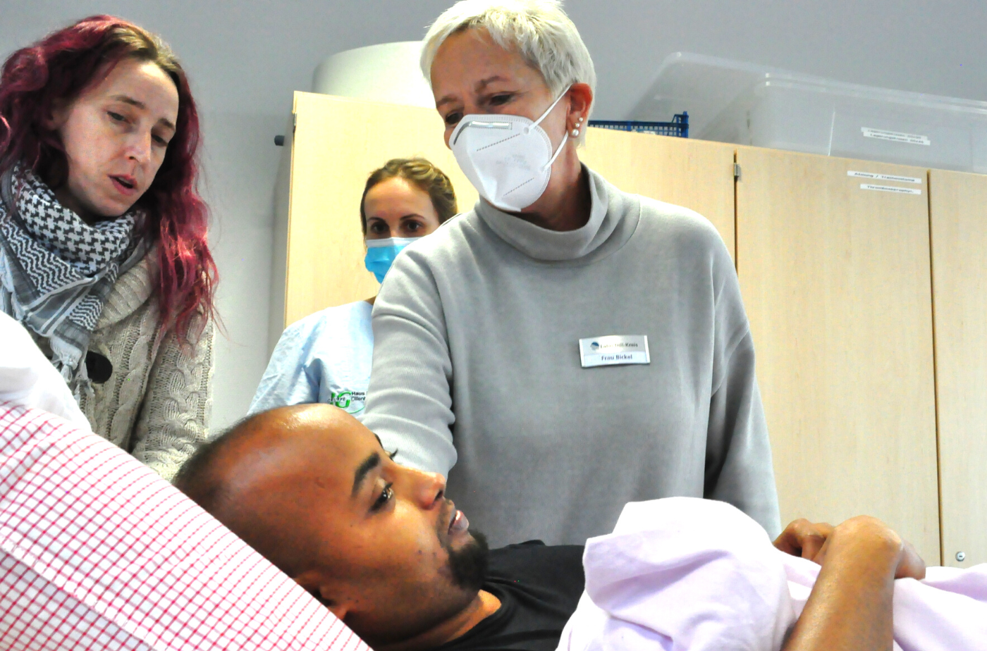 Eine umfangreiche schulische Ausbildung, um das praktische Wissen zu vertiefen, bekommen Auszubildende in Pflegeberufen im Bildungszentrum Pflege Lahn-Dill. Foto: Lahn-Dill-Kreis