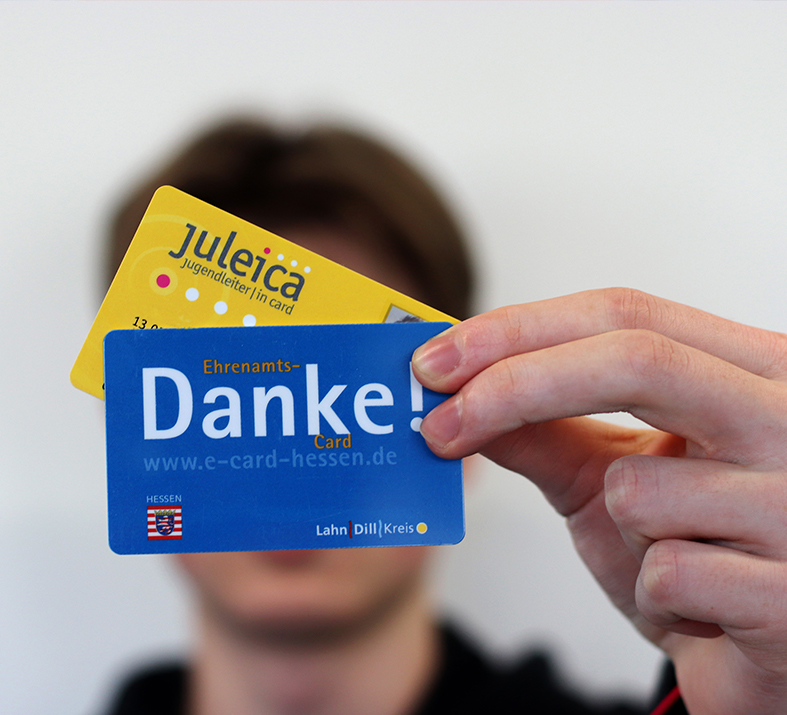 Die Ehrenamts-Card und die Jugendleiter/innen-Card (JuLeiCa) dienen als Zeichen der Anerkennung für intensives bürgerschaftliches Engagement und verschaffen Ehrenamtlichen vielseitige Vorteile. Foto: Lahn-Dill-Kreis/Judith Muhlberg