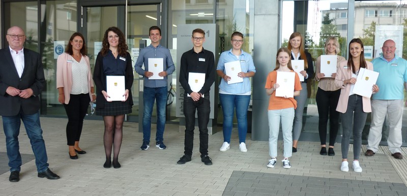 Herzlichen Glückwunsch zum erfolgreichen Abschluss und herzlich Willkommen im Team Kreisverwaltung (Foto: Lahn-Dill-Kreis)