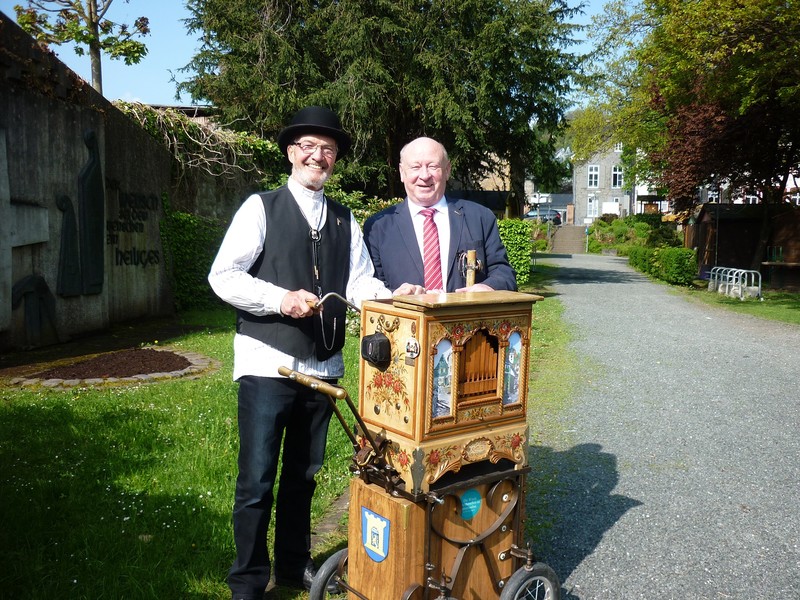 Landrat Wolfgang Schuster und Drehorgelmann Rudolf Krenzer 2017 im Dillenburger Hofgarten (Foto: Lahn-Dill-Kreis, Archiv)