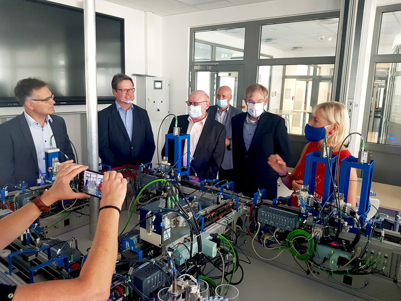 Hessens Digitalministerin Prof. Dr. Kristina Sinemus zu Besuch in den Beruflichen Schulen Dillenburg (Foto: Lahn-Dill-Kreis)