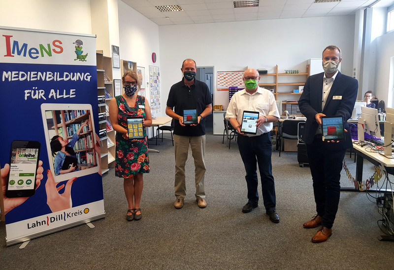 Auf Abstand, von links: Simone Vetter (Leiterin der Schulabteilung), Kreisbeigeordneter und Schuldezernent Heinz Schreiber, Landrat Wolfgang Schuster, Christian Stuhl (Medienservice), (Foto: Lahn-Dill-Kreis)