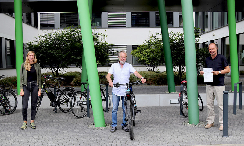 Von links: Laura Mette (Mobilitätsmanagement); Michael Reblin, Heinz Schreiber (Foto: Lahn-Dill-Kreis)