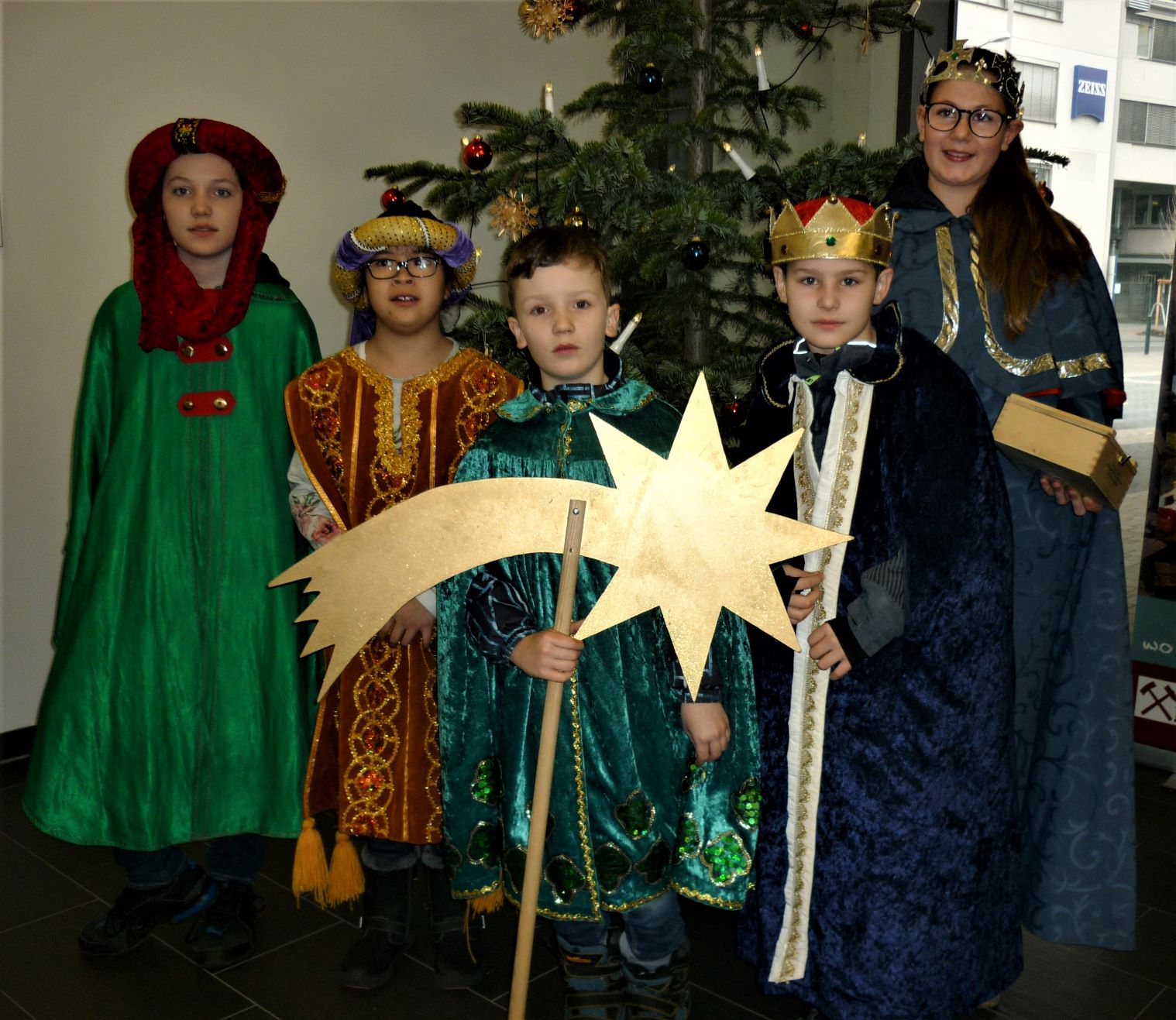 Als Sternsinger unterwegs, von links: Jannis, Charlize, Matthis, Linus und Meret (Foto: Lahn-Dill-Kreis)