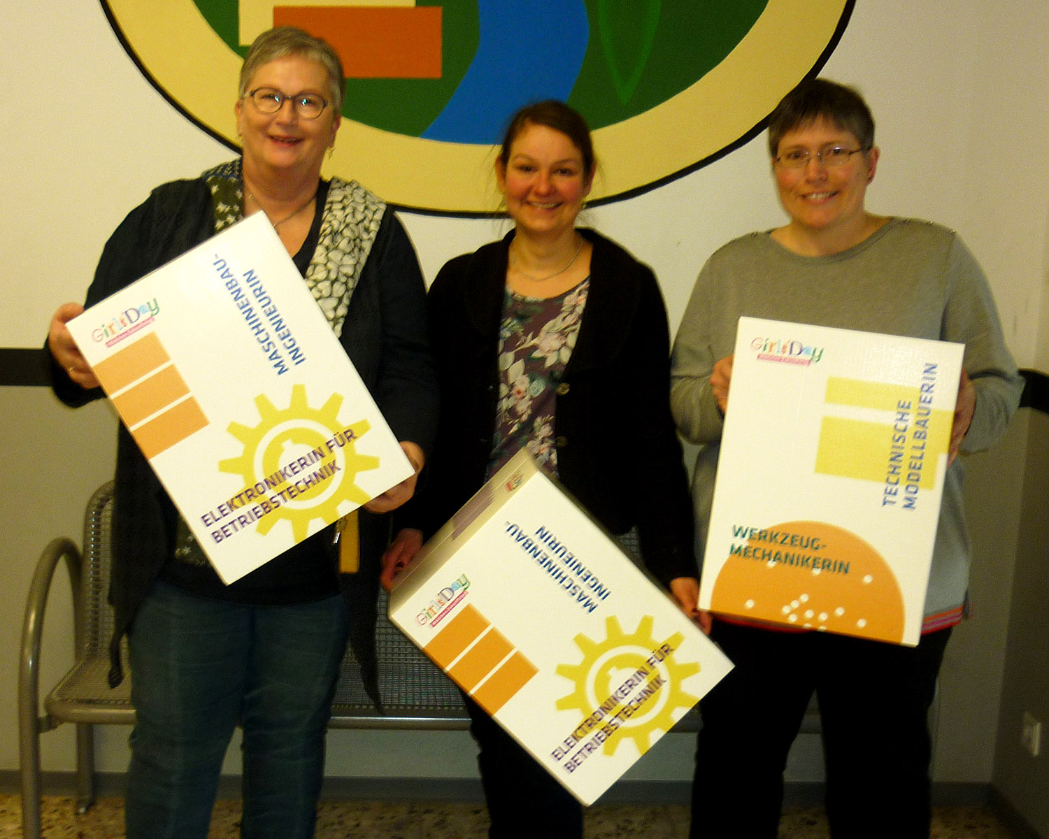 Foto (Lahn-Dill-Kreis): (v.l.n.r.) Schulleiterin Monika Hundertmark, Sabine Pfeiffer und Olivia Fehse vom Frauenbüro des Lahns-Dilles-Kreises informierten die Schülerinnen über ihre Berufsmöglichkeiten.