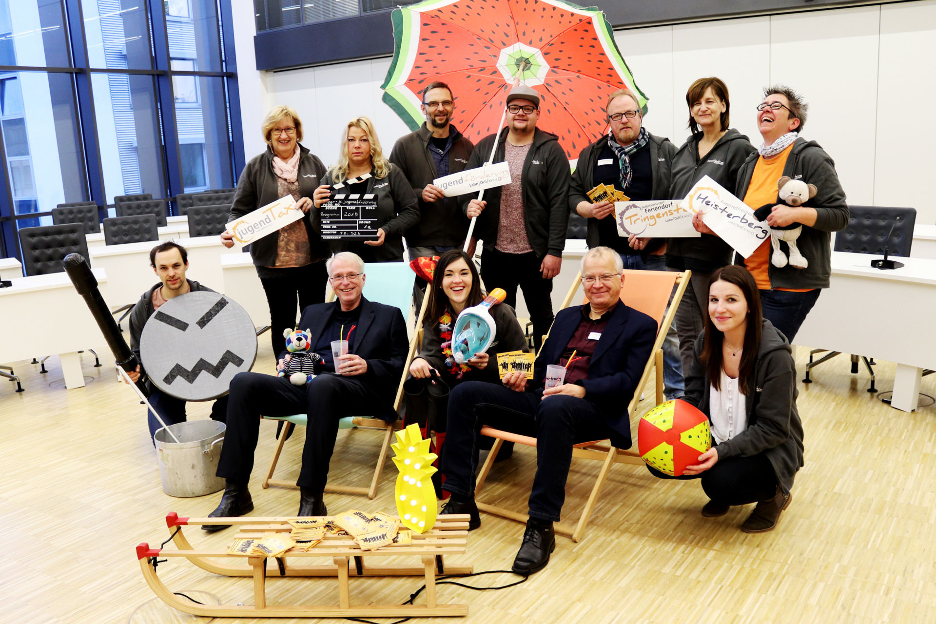 Sozialdezernent Stephan Aurand (vorne links) und Jugendamtsleiter Andreas Kreuter (vorne rechts) freuen sich mit den Kolleginnen und Kollegen der Jugendförderung über das neue Jahresprogramm.