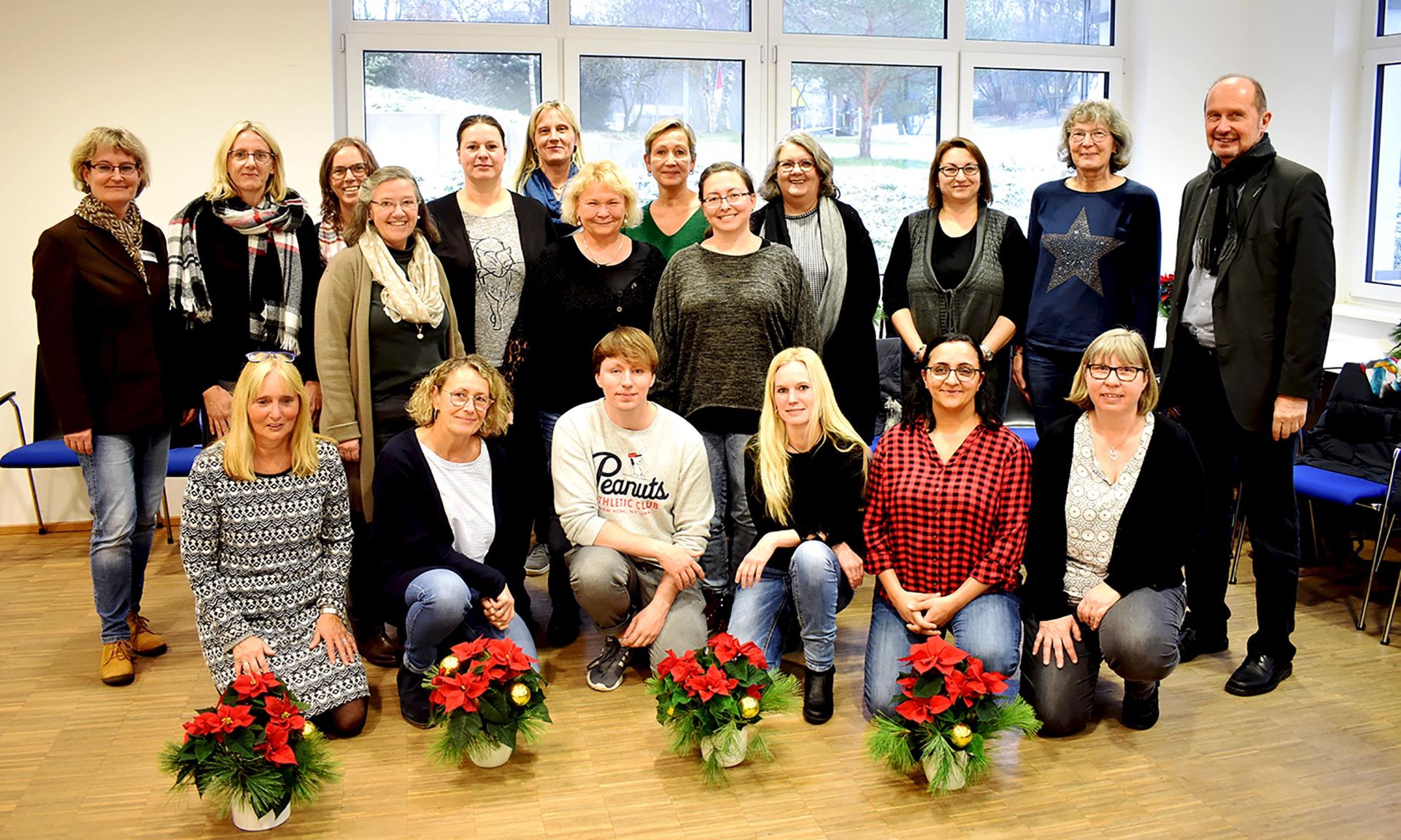 Heinz Schreiber (1.v.l.) und Simone Vetter (1.v.r.) gratulierten den Absolventinnen und Absolventen zur erfolgreichen Fortbildung. Foto: Lahn-Dill-Kreis