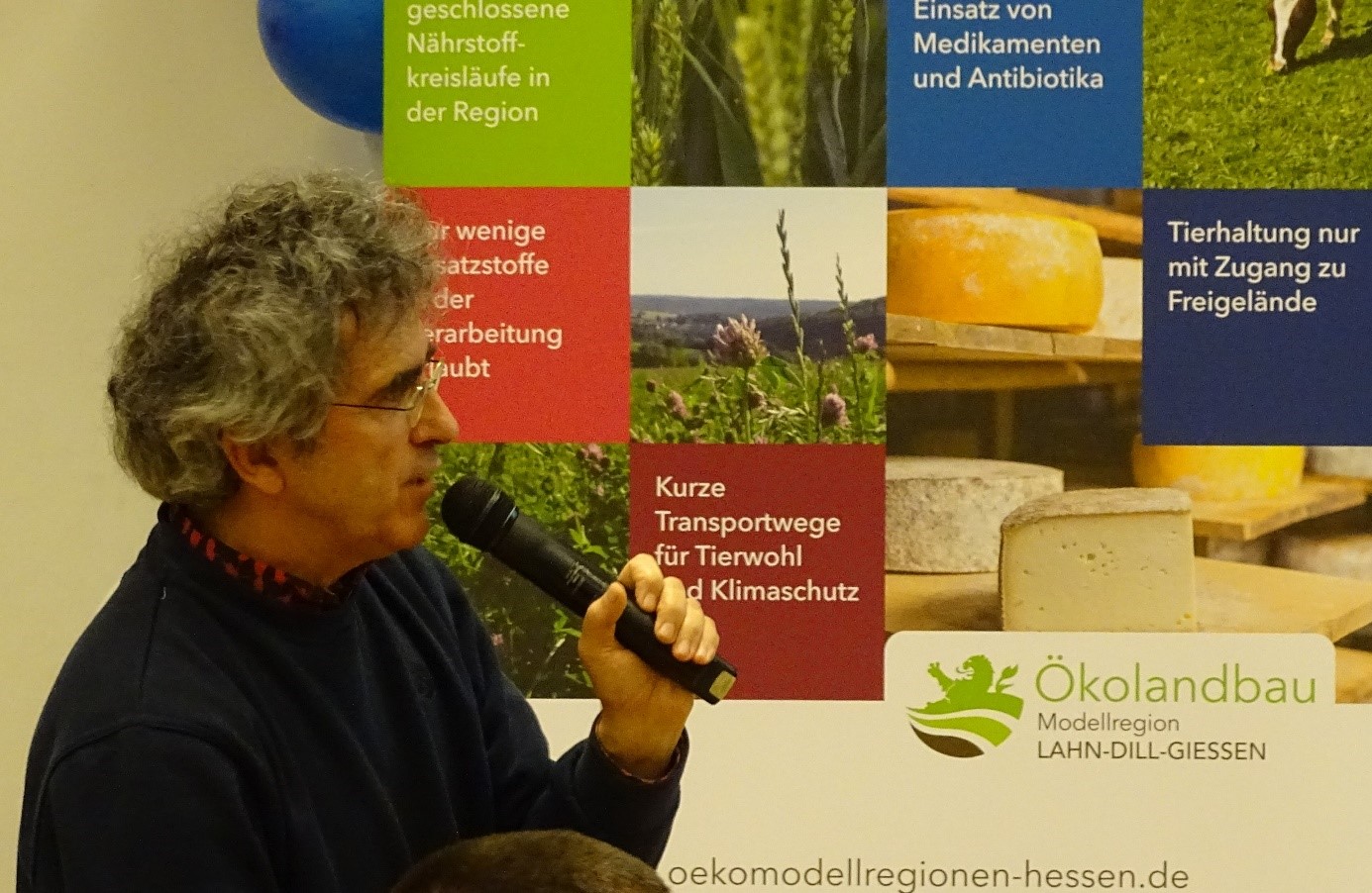 Dr. Edmund Leisen von der Landwirtschaftskammer Nordrhein-Westfalen referierte zum Thema „Fütterung, Leistung und Gesundheit unserer Ökorinder.“ (Foto: Lahn-Dill-Kreis)