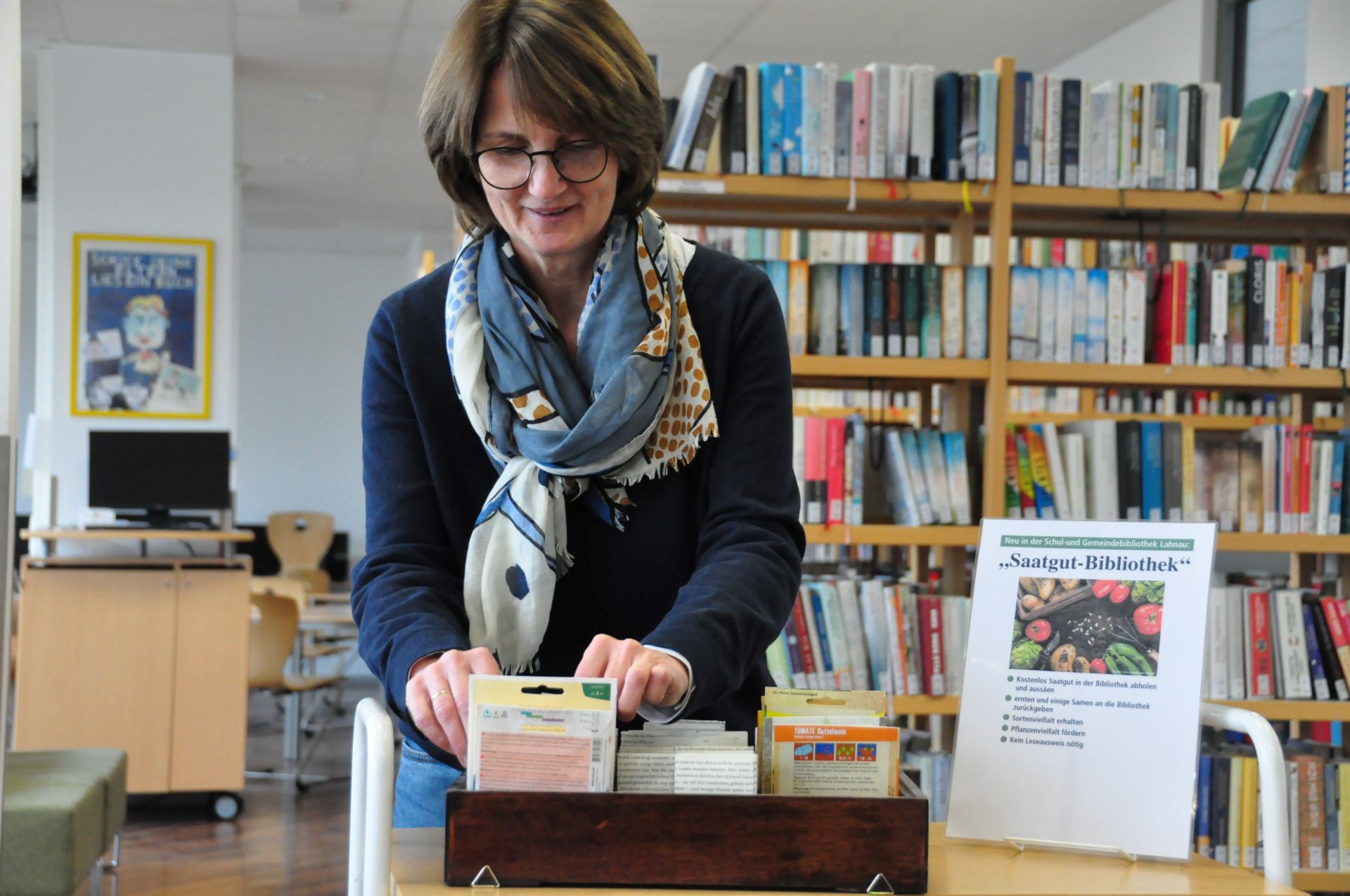 Heike Marcus hat nicht nur gute Buchtipps, sondern auch die Saatgutbibliothek in ihrer Gemeinde- und Schulbücherei in Lahnau initiiert. Foto: Lahn-Dill-Kreis