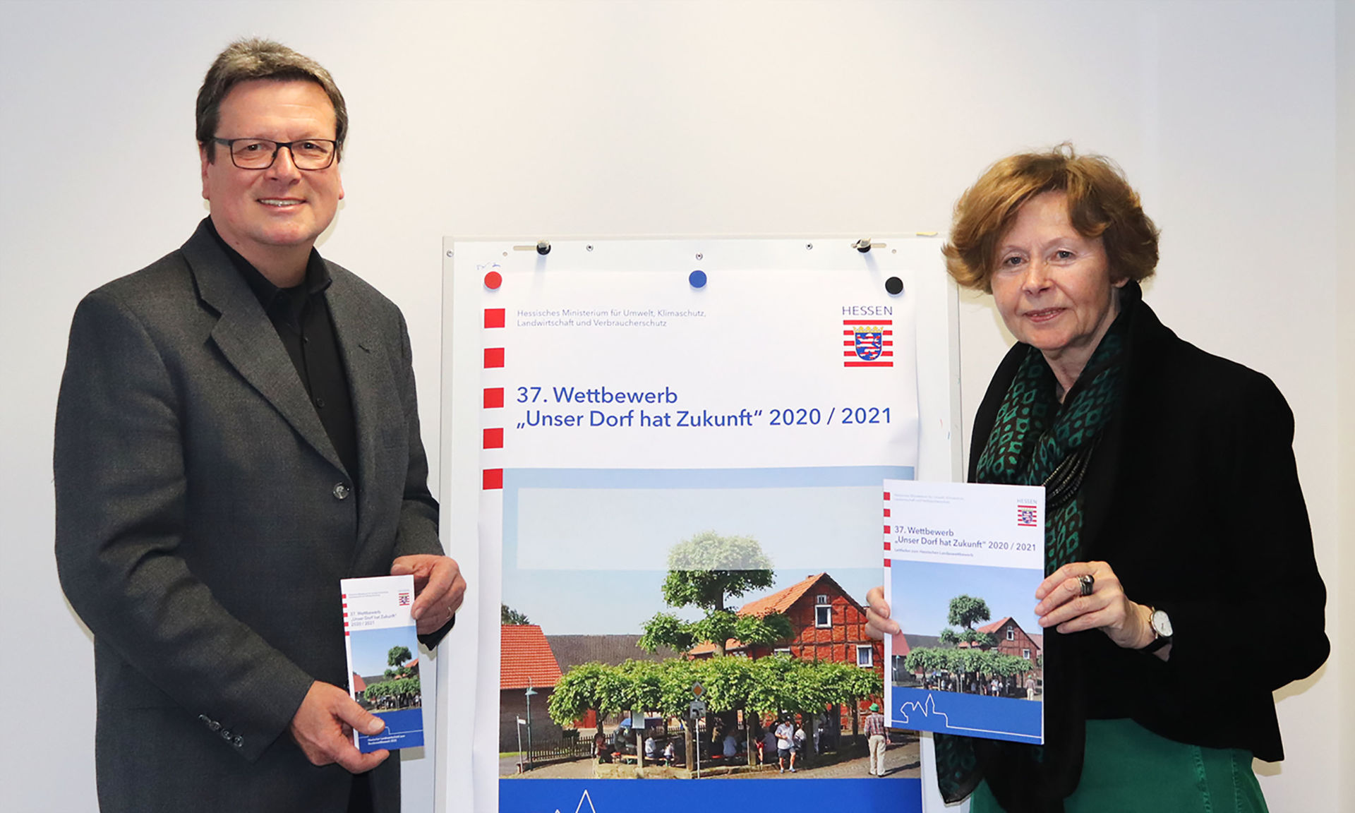 Roland Esch und Gudrun Müller-Mollenhauer präsentieren den Wettbewerb 2020/2021 (Foto: Lahn-Dill-Kreis)