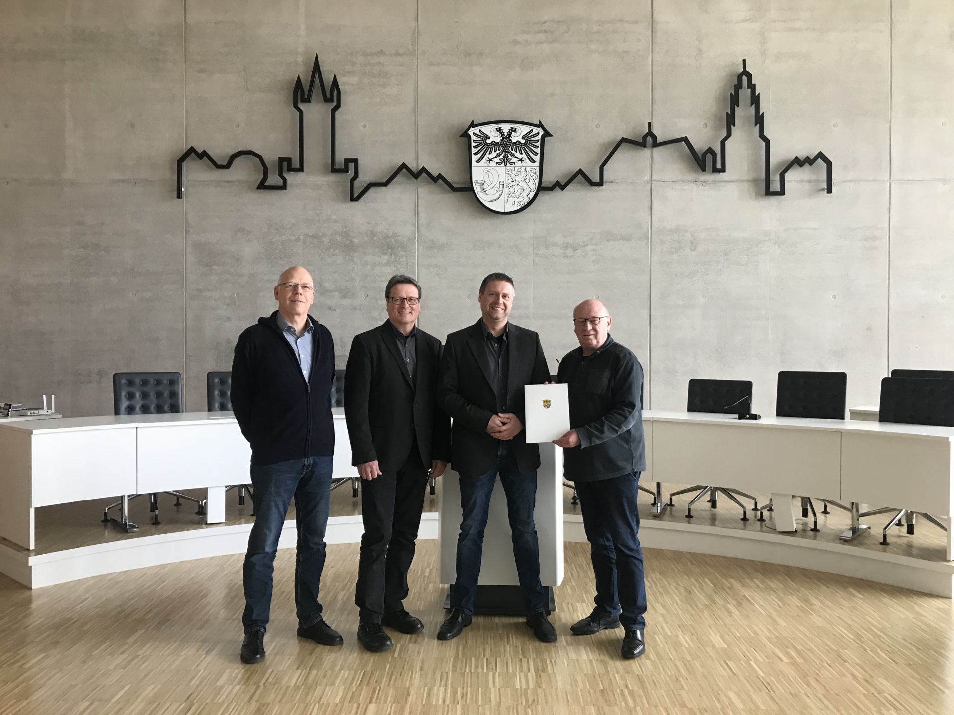 Von links: Wolfgang Blicker, Erster Kreisbeigeordneter Roland Esch, Dr. med. Stefan Steidl, Landrat Wolfgang Schuster (Foto: Lahn-Dill-Kreis)