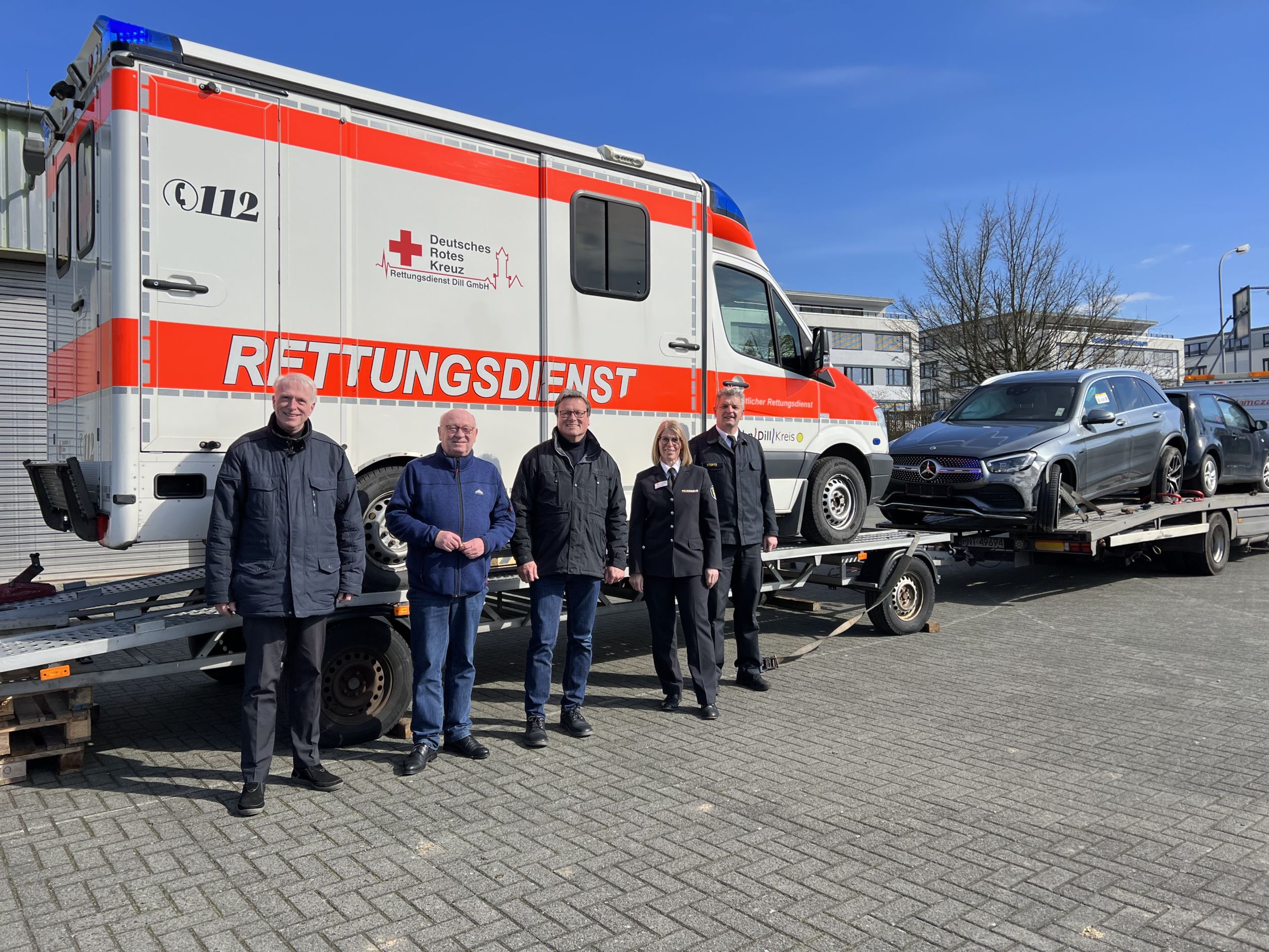 Sozialdezernent Stephan Aurand, Landrat Wolfgang Schuster, Dezernent für Gefahrenabwehr Roland Esch sowie Andrea Schäfer und Harald Stürtz aus der Abteilung Brandschutz, Rettungsdienst und Katastrophenschutz schicken den Rettungswagen auf seine Reise. (Foto: Lahn-Dill-Kreis)
