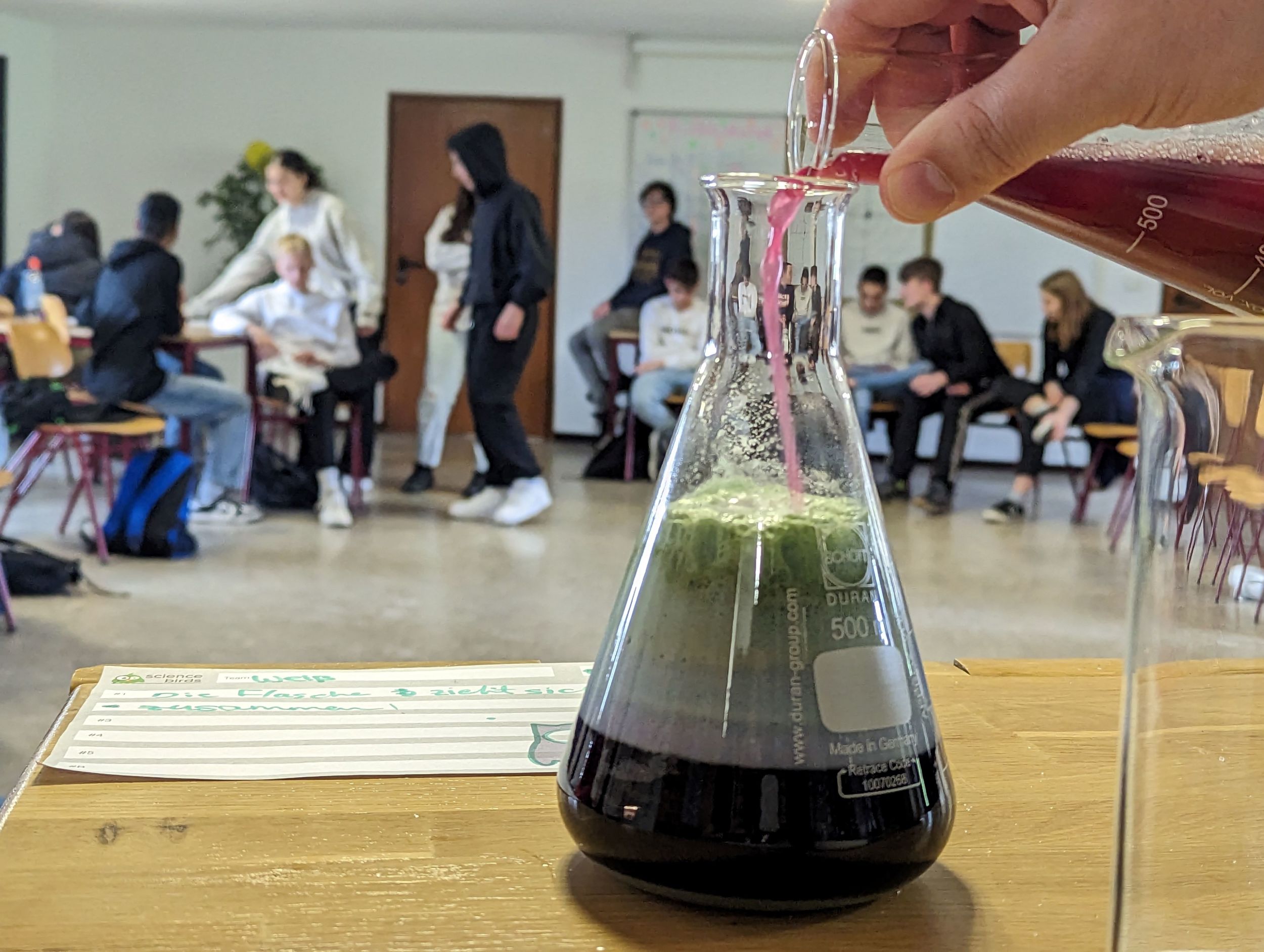 In Teams eingeteilt, erlebten junge Menschen in Tringenstein, wie viel Spaß Physik machen kann. Sie experimentierten und lösten Aufgaben auf kreativen Wegen. Foto: Lahn-Dill-Kreis