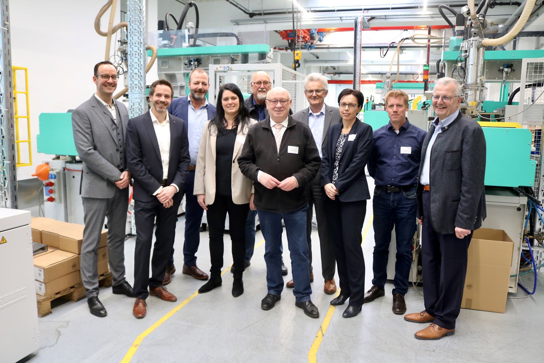 Beim Firmenbesuch in Frohnhausen erhielt die Delegation der Kreis-Wirtschaftsförderung auch eine Führung durch das Werk der Reinhard Bretthauer GmbH. Von links: Dr. Martin Wehrße, Sebastian Roos, technischer Geschäftsführer Reinhard Bretthauer GmbH, Tim Bretthauer, Geschäftsführer Vertrieb und Marketing, Andrea Biermann, Gerhard Anders, Erster Stadtrat Dillenburg, Wolfgang Schuster, Prof. Dr. Harald Danne, Jessica Crone, operative Geschäftsführerin der Agentur für Arbeit Limburg-Weilburg, Ingo Dorsten und Udo Bretthauer, Hauptgesellschafter Reinhard Bretthauer GmbH. Foto: Lahn-Dill-Kreis