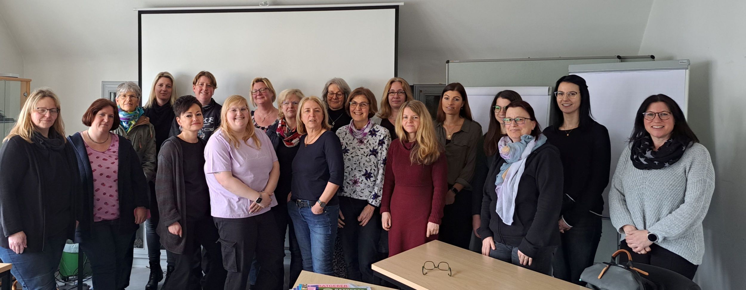 066_KiSS Schulung Regina Titz (Mitte) schult die Erzieherinnen der Kitas, die am Kindersprachscreening (KiSS) teilnehmen. Erstmals seit drei Jahren fand die Schulung wieder in Präsenz im Gesundheitsamt Herborn statt. Foto: Lahn-Dill-Kreis