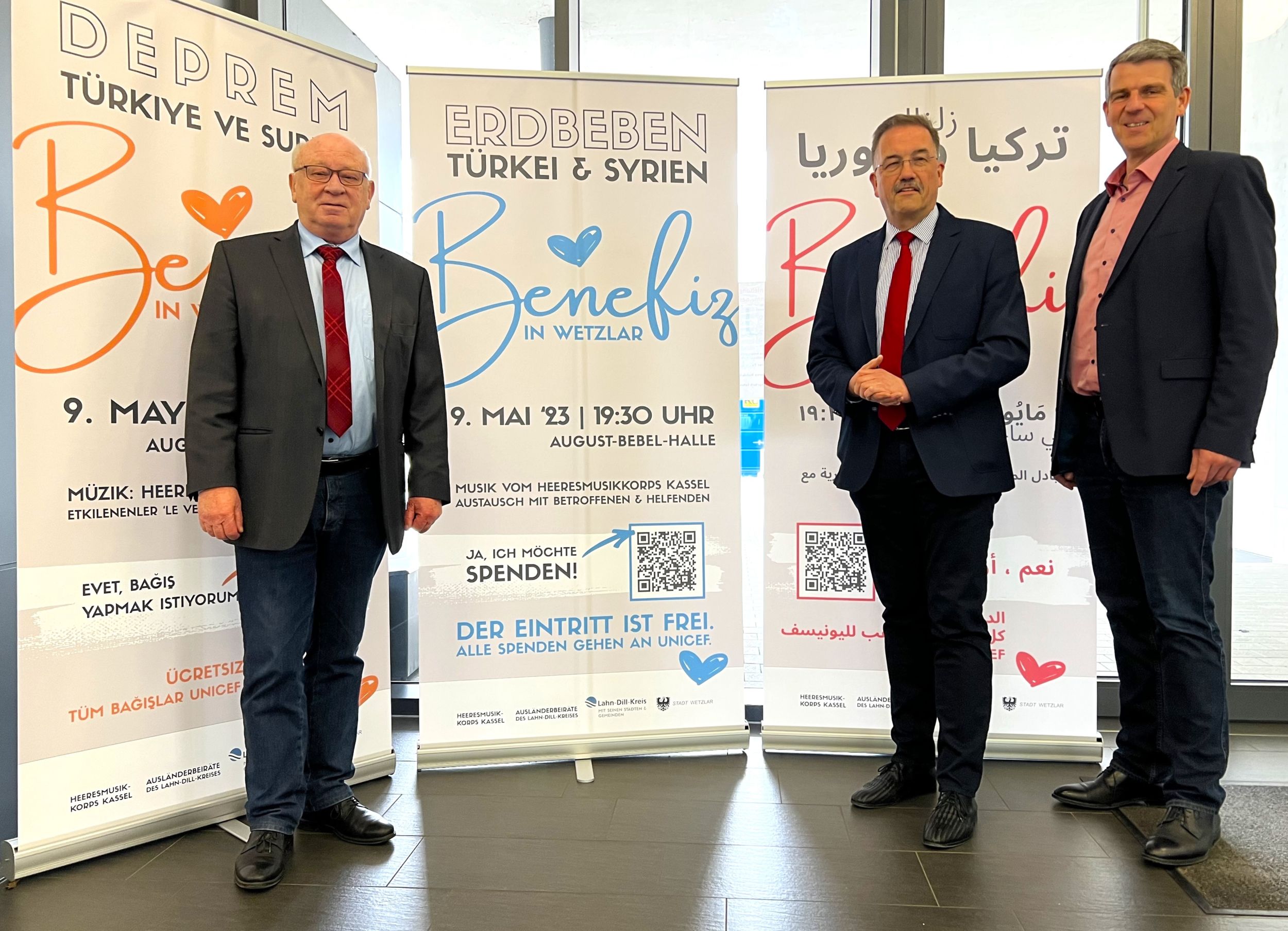 Hoffen auf eine große Spendenbereitschaft am 9. Mai im Lahn-Dill-Kreis: Landrat Wolfgang Schuster, Wetzlars Oberbürgermeister Manfred Wagner und Frank Inderthal, Bürgermeister von Solms, stellvertretend für alle Städte und Gemeinden im Lahn-Dill-Kreis. (Foto: Lahn-Dill-Kreis)
