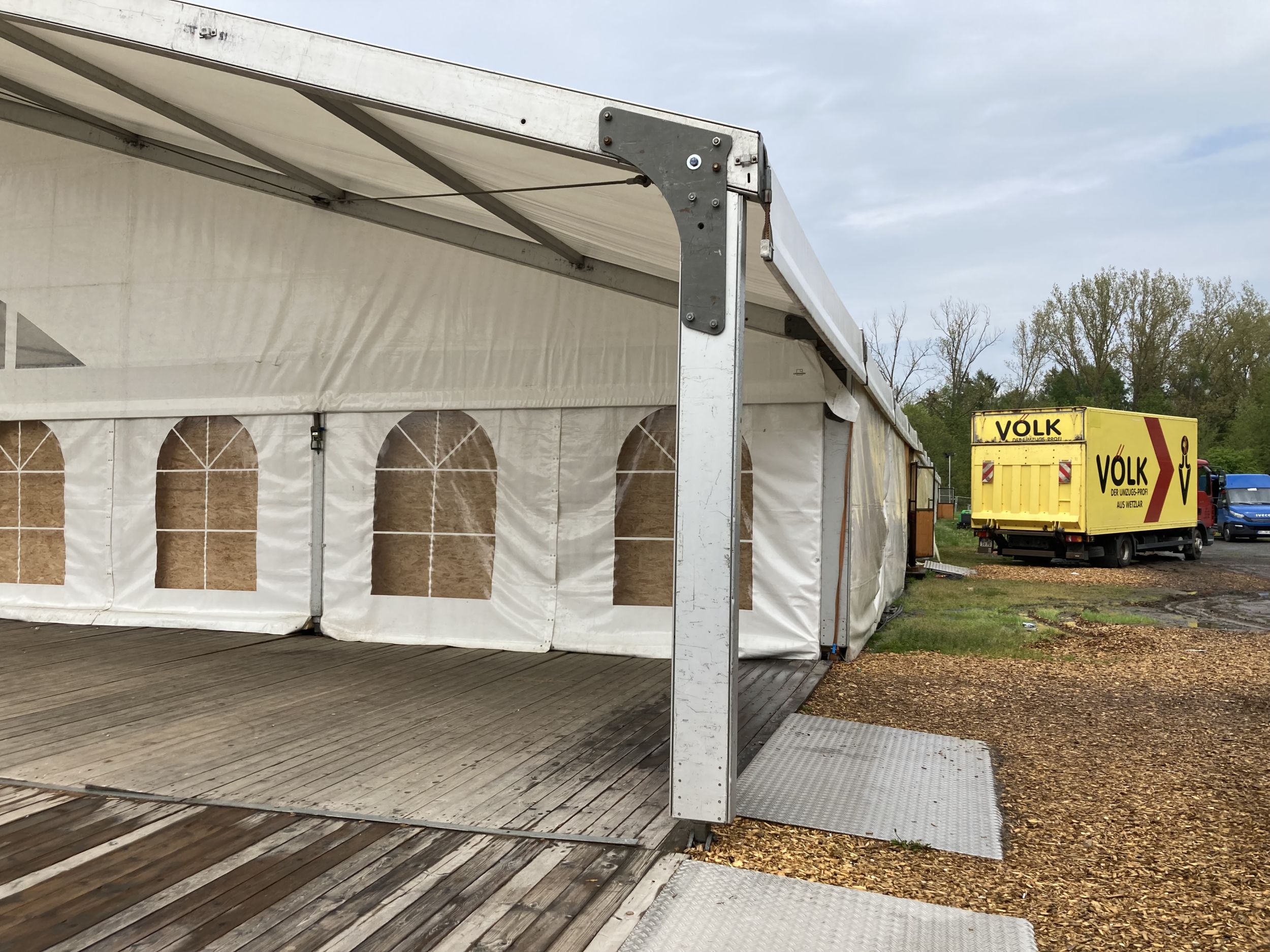 Die Notunterkunft für Geflüchtete am Festplatz Finsterloh in Wetzlar wird aktuell zurück gebaut. Foto: Lahn-Dill-Kreis