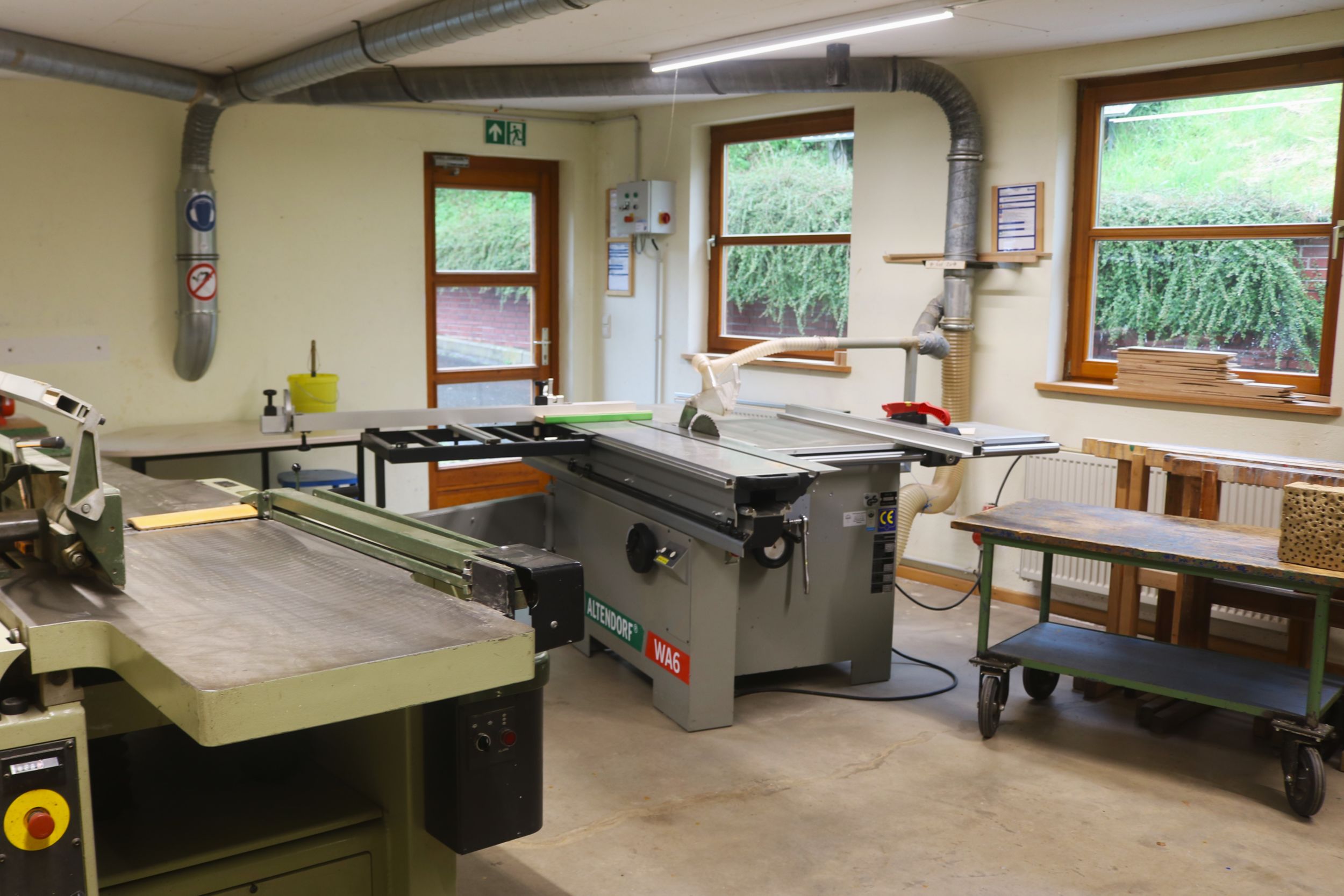 Ein Raum mit verschiedenen Geräten zur Holz- und Metallverarbeitung.