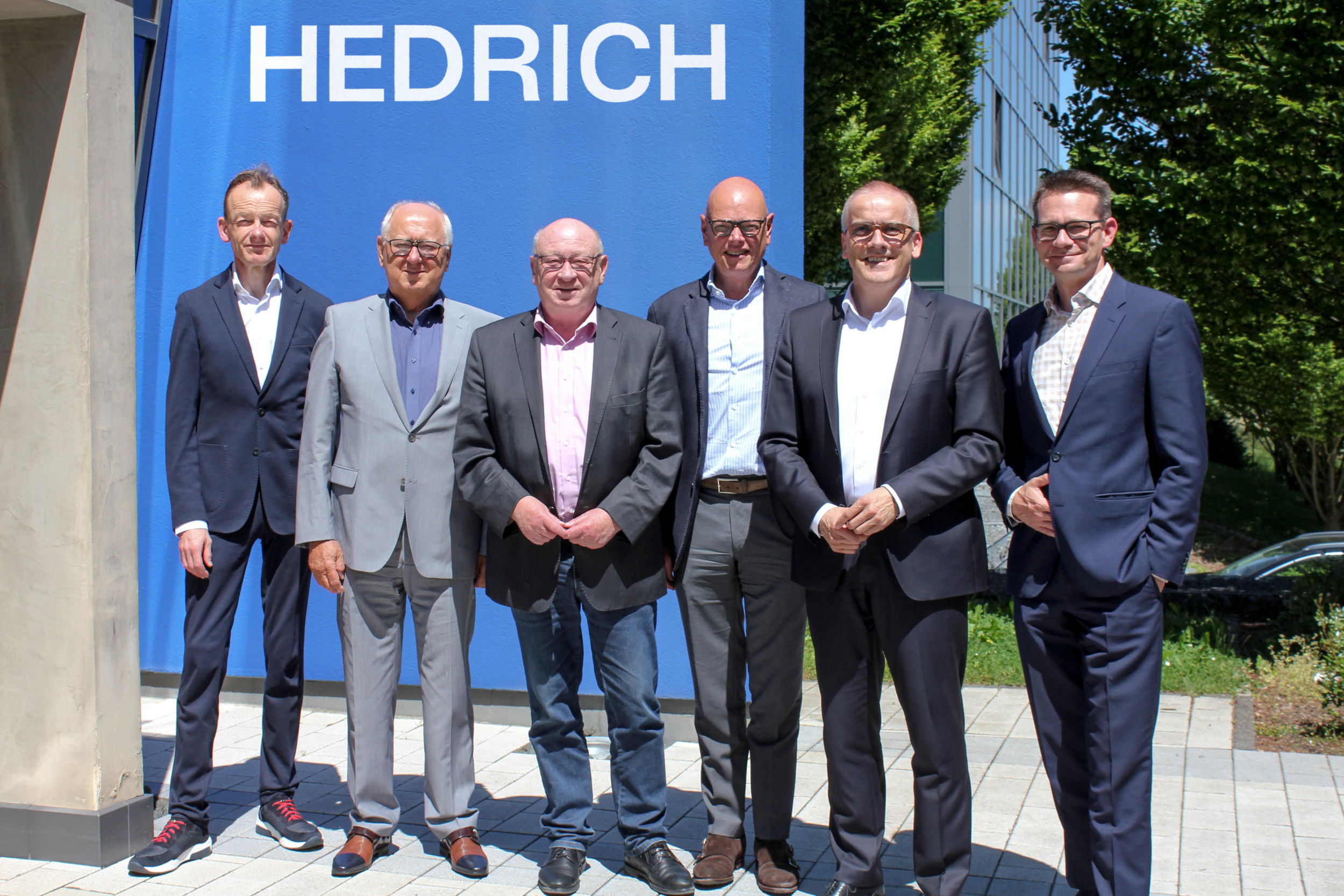 Landrat Wolfgang Schuster (3. v.li.) verspricht (v.li.) Bernd Eckel (Vertreter des Gesellschafters Quadriga Capital), Norbert Müller (Beiratsvorsitzender), Philipp Jacobi (Vertreter des Gesellschafters Quadriga Capital), Holger Zimmermann (CEO) und Carsten Dölb (CFO) seine Unterstützung für die Hedrich GmbH aus Katzenfurt. Foto: Hedrich GmbH