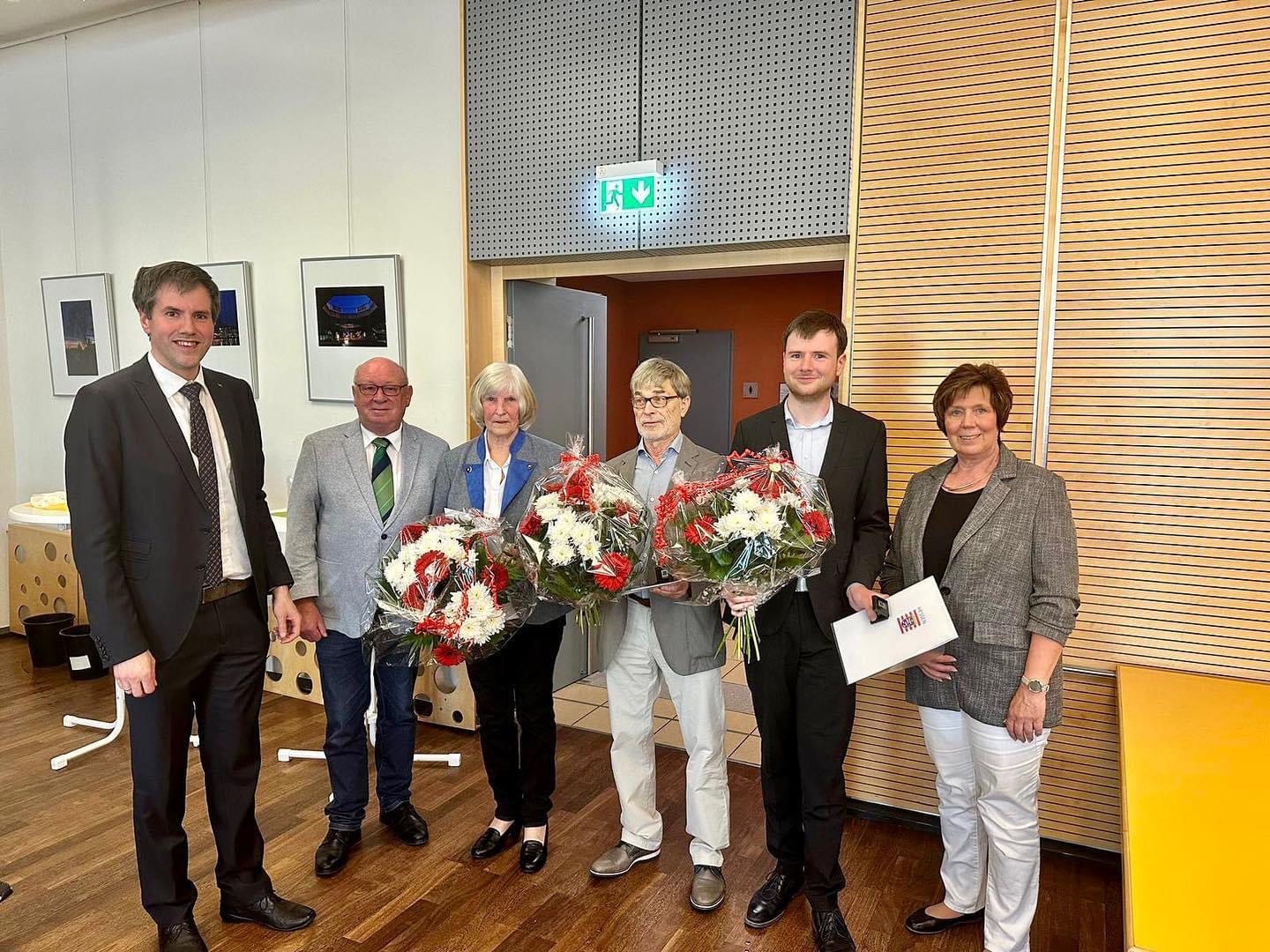 Die Geehrten und Landrat Wolfgang Schuster lächeln gemeinsam in die Kamera.