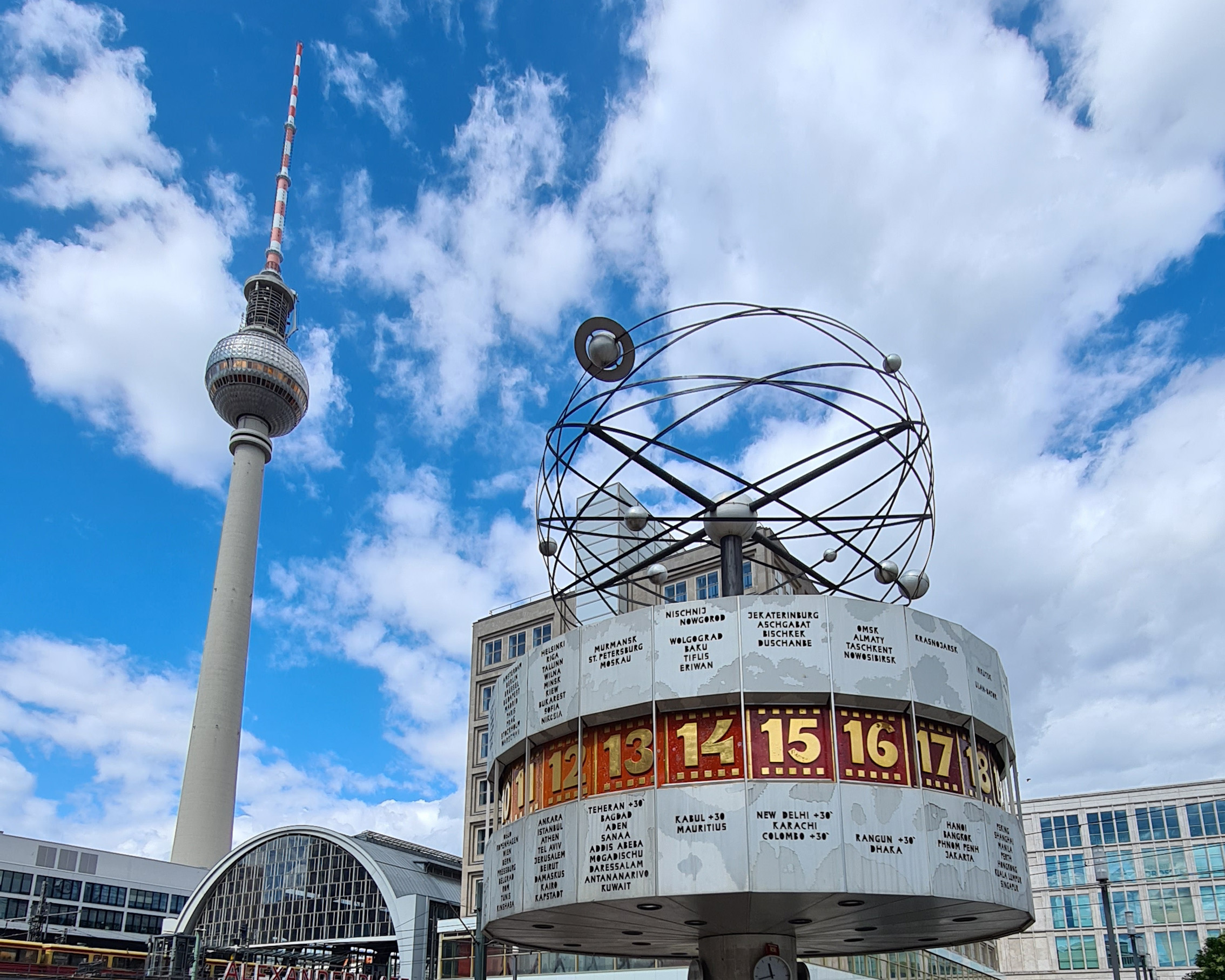 Bild der Weltuhr und des Fernseherturms am Alexanderplatz in Berlin. Foto: Lahn-Dill-L´Kreis