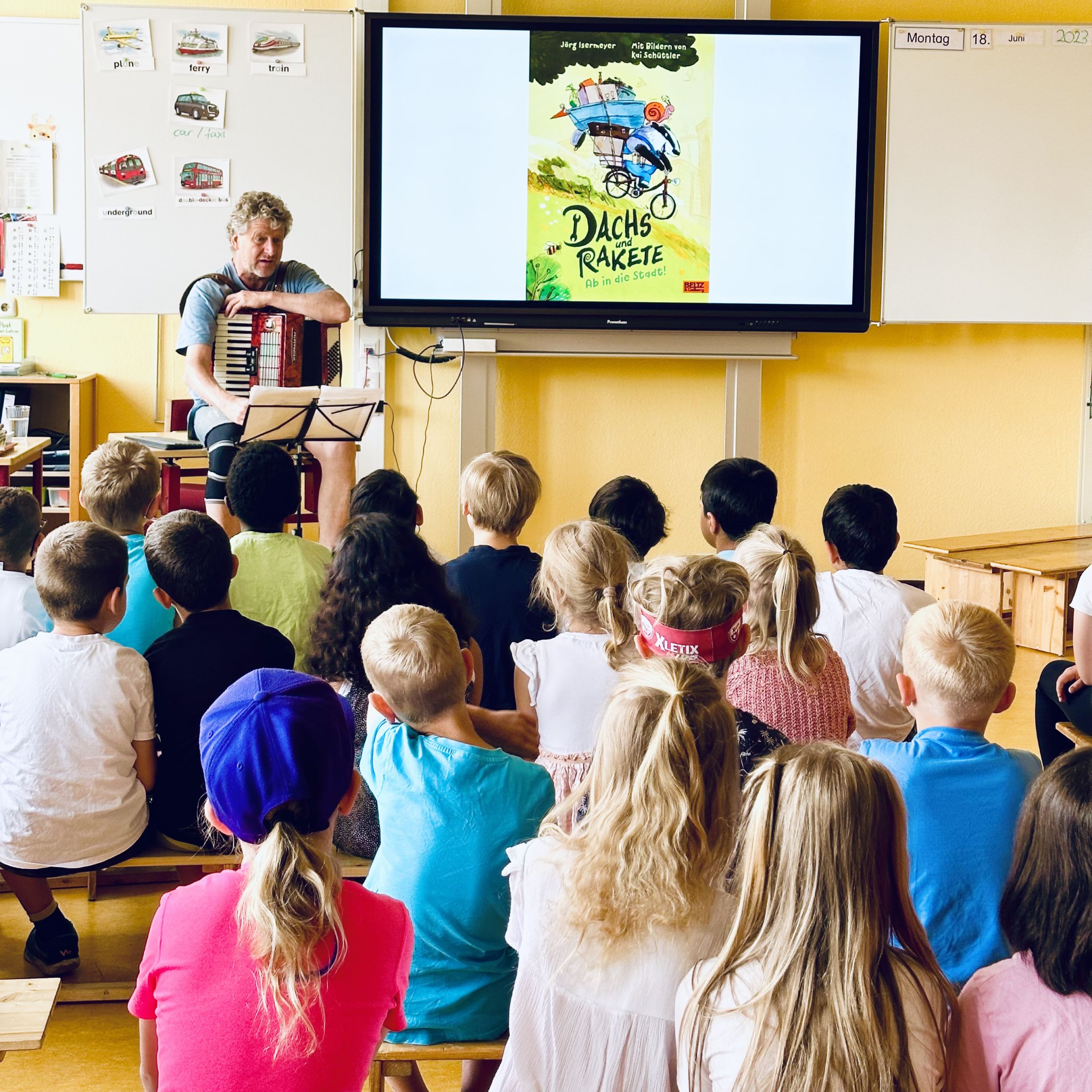 Insgesamt 70 Kinder an der Grundschule Wissenbach lauschen gespannt dem Autoren Jörg Isermeyer, als er von Dachs und Rakete erzählt. Foto: Lahn-Dill-Kreis