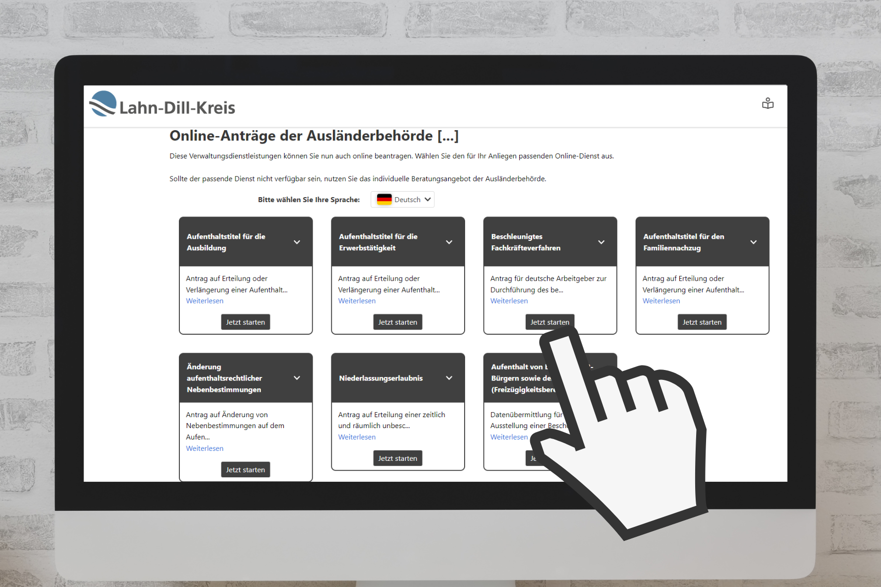 Mittlerweile können sieben Anträge online bei der Ausländerbehörde des Lahn-Dill-Kreises gestellt werden. Der neueste ist das "beschleunigte Fachkräfteverfahren". Foto: bongkarn thanyakij von Pexels/Grafik: Lahn-Dill-Kreis via canva.com