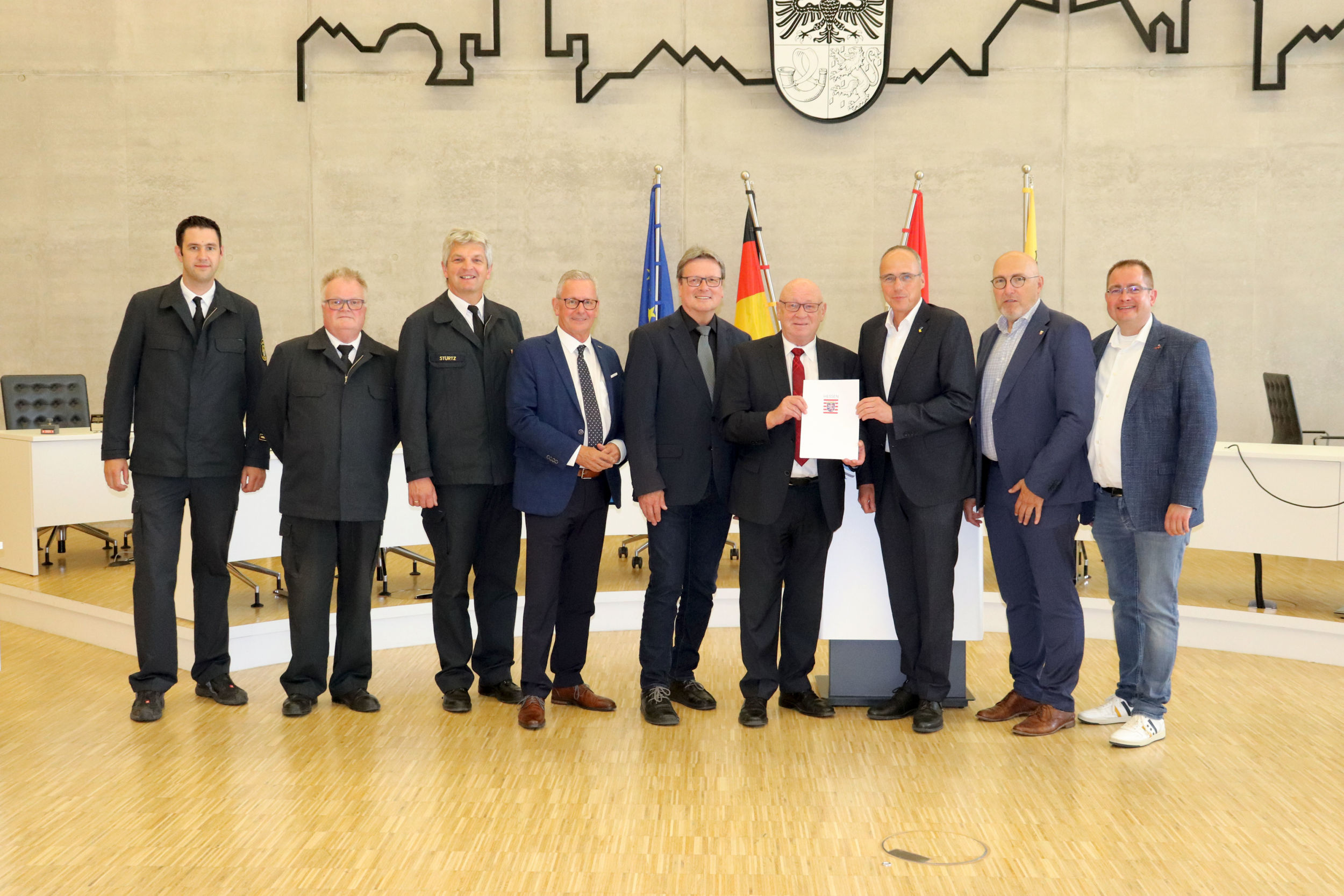 Unterstützung des Landes Hessen für den Überörtlichen Brandschutz. Von links: Torben Petry von der Abteilung Brandschutz, Rettungsdienst und Katastrophenschutz und der stellvertretenden Kreisbrandinspektor Dirk Schumacher, Harald Stürtz, Mario Schramm, Roland Esch, Wolfgang Schuster, Peter Beuth sowie die Landtagsabgeordneten Jörg-Michael Müller und Frank Steinraths. Foto: Lahn-Dill-Kreis