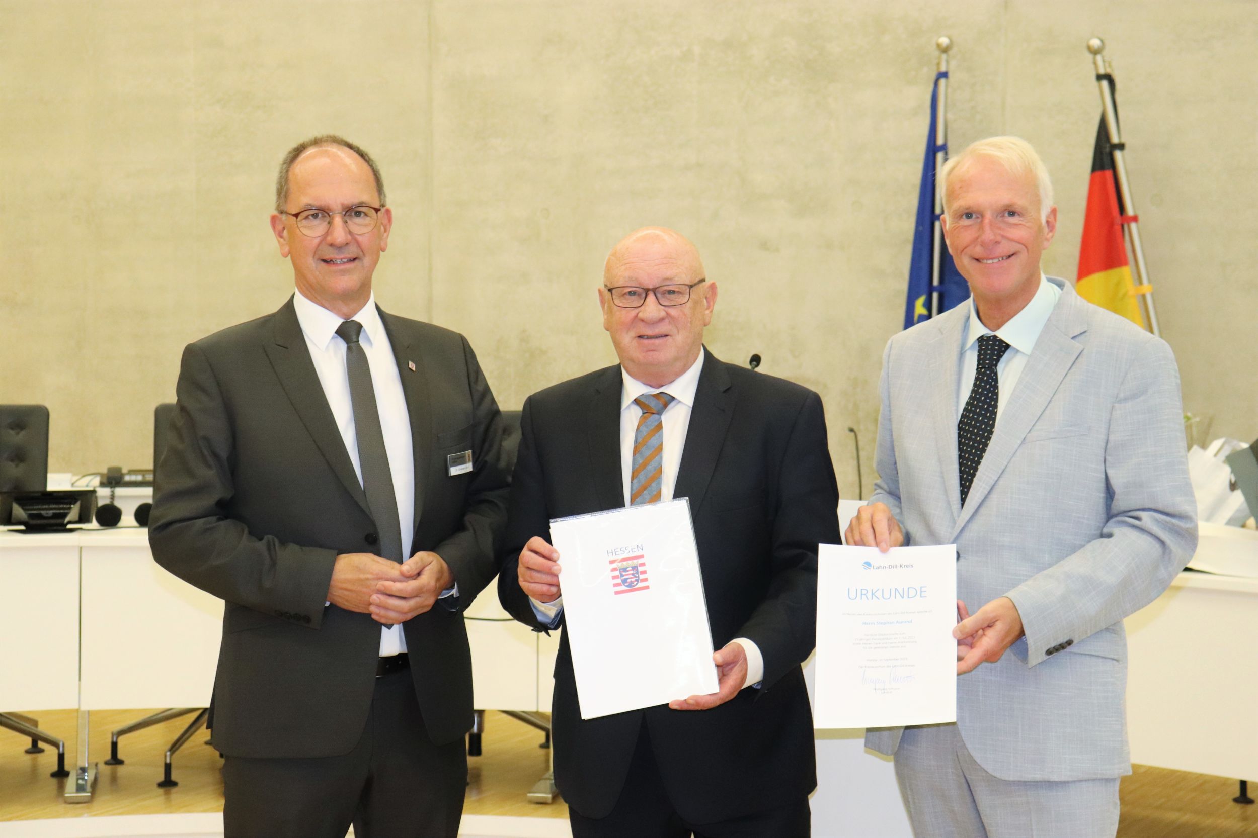 167_1_Dienstjubiläen Schuster Aurand Dr. Christoph Ullrich (links) gratulierte Wolfang Schuster (Mitte) und Stephan Aurand (rechts) herzlich zu ihren Jubiläen. Foto: Lahn-Dill-Kreis, Judith Muhlberg