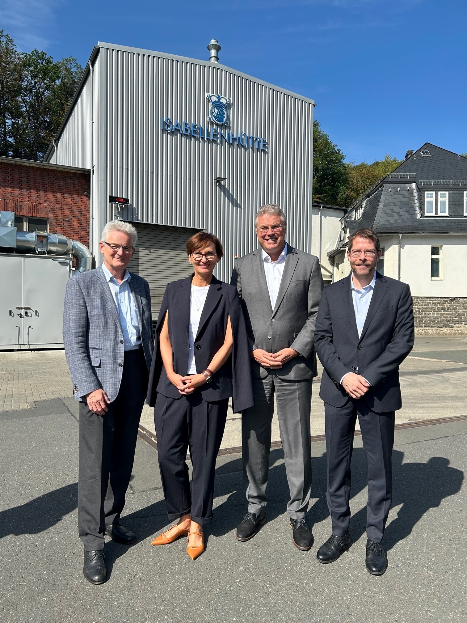 Bei einem Besuch im Unternehmen konnten sich Harald Danne und Bettina Stark-Watzinger ein Bild von den Zukunftsplänen der Isabellenhütte machen. Von links: Harald Danne, Bettina Stark-Watzinger, Holger Spiegel (Geschäftsführer und Sprecher/CEO, Isabellenhütte), Dr. Felix Heusler (Geschäftsführer und Gesellschafter/CFO, Isabellenhütte). Foto: Isabellenhütte