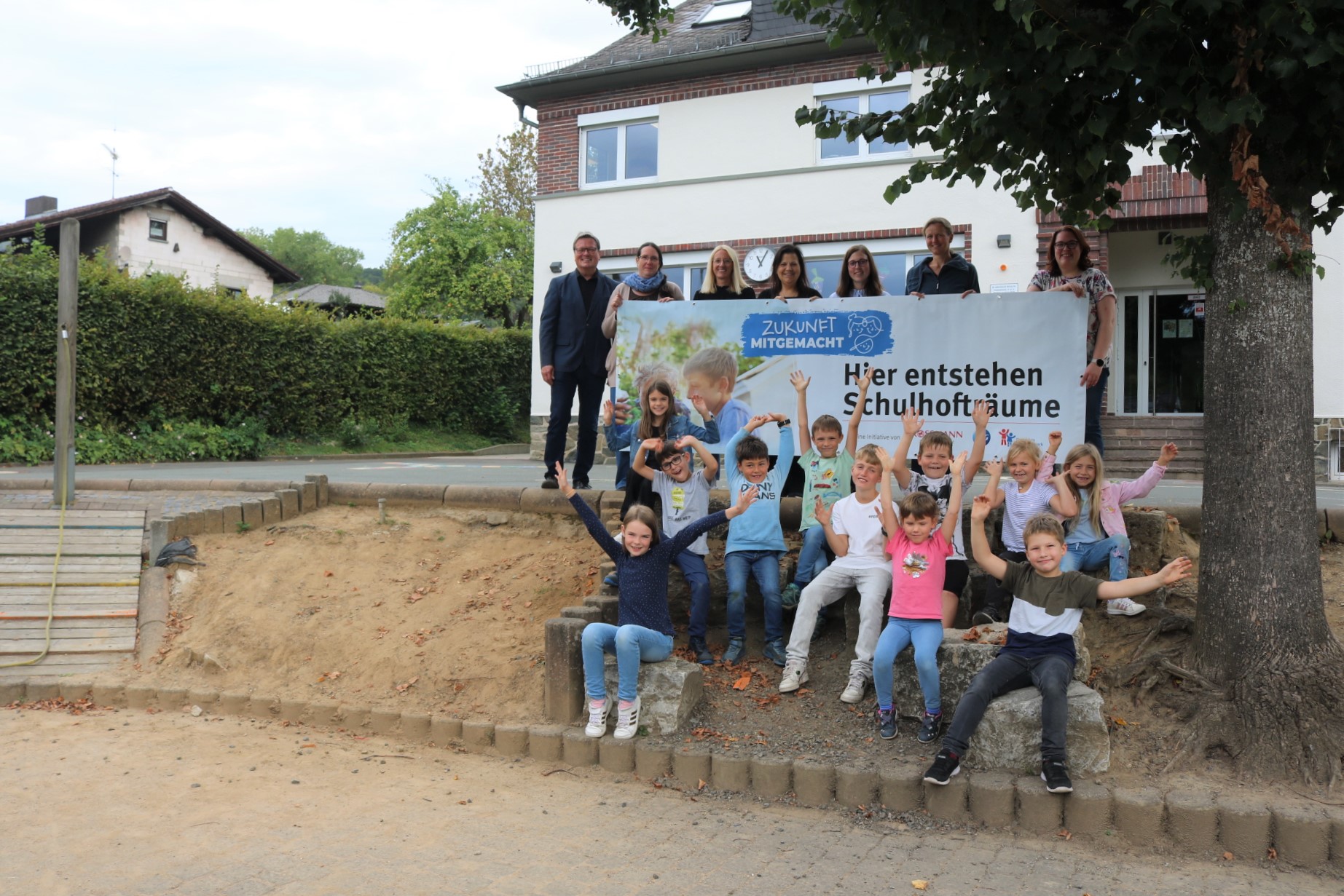 Alle Beteiligten, aber vor allem die Schülerinnen und Schüler, freuen sich auf den neuen Schulhof der Grundschule Ulmtal. Foto: Lahn-Dill-Kreis, Marie-Therese Koch