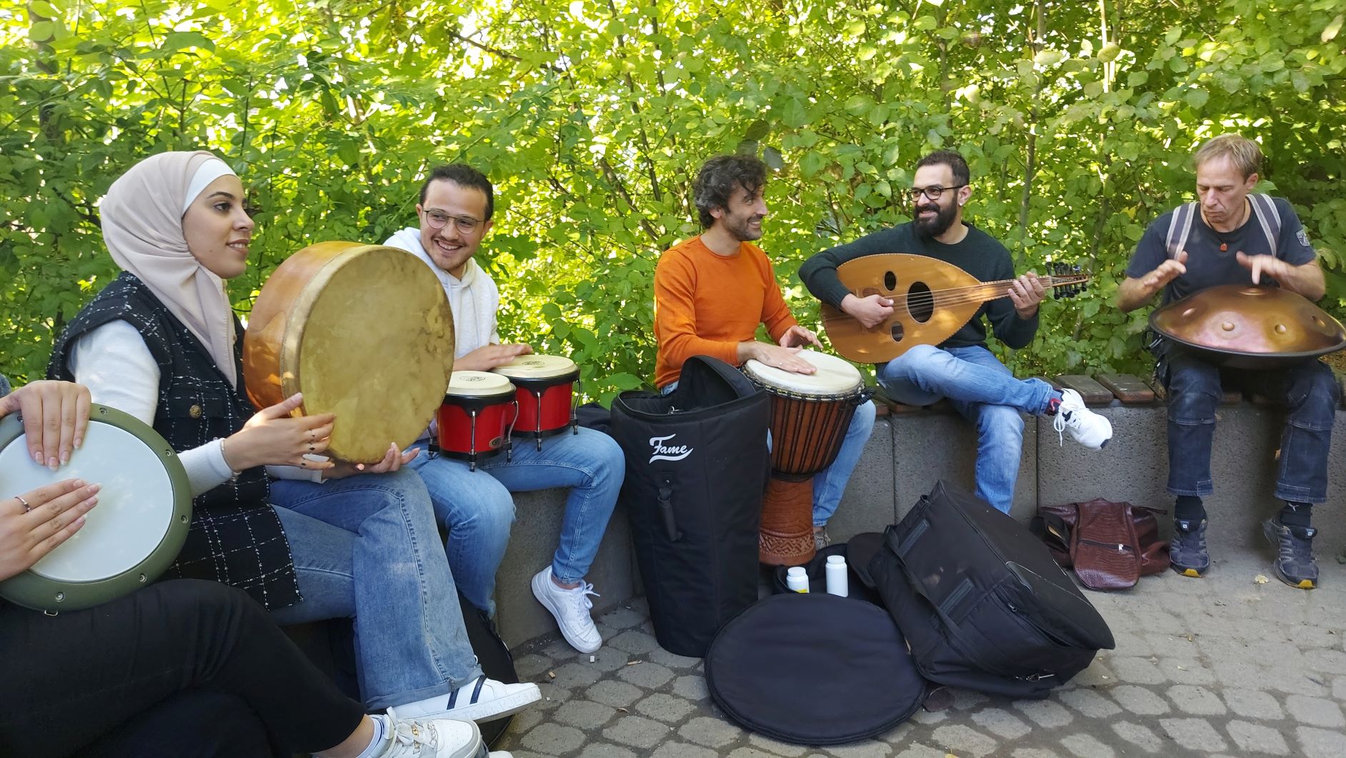 Die Veranstaltung „Klangwelten“ in Wetzlar brachte den Teilnehmenden Musikinstrumente aus der ganzen Welt näher. Foto: Musikalische Akzente aus Syrien e.V (MAS)/Corina Taverne