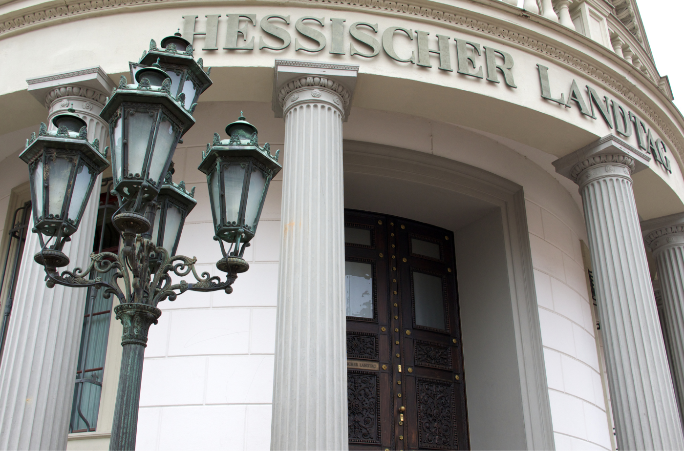 Ein breites Bündnis um den Vorsitzendes des Hessischen Landkreistages, Wolfgang Schuster, fordert von der neuen Landesregierung Priorisierung und Bürokratieabbau. Foto: Foto: ra-photos von Getty Images Signature via canva.com