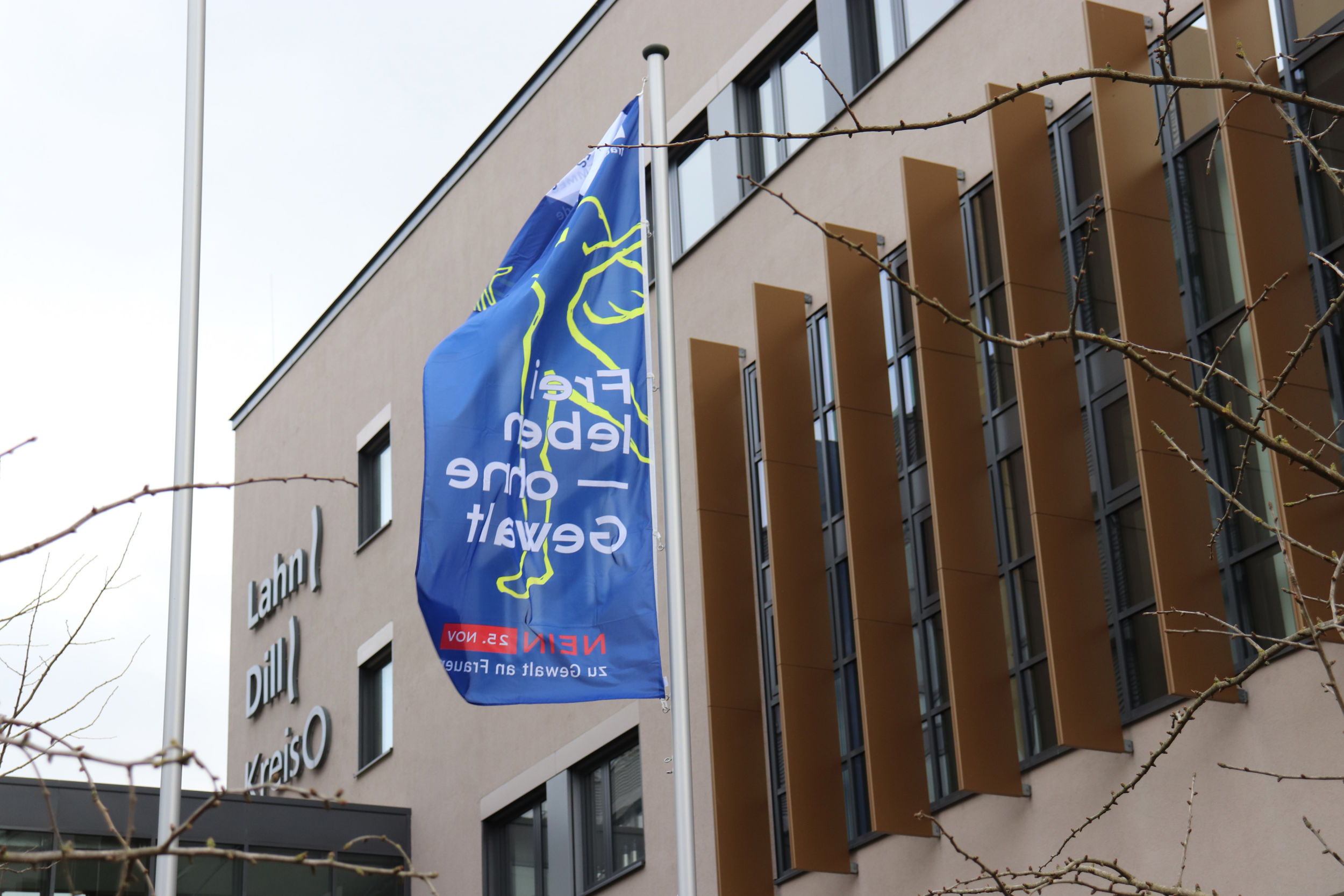 Die Flagge der Frauenrechtsorganisation „Terre des Femmes“ hängt bis Ende November vor dem Kreishaus in Wetzlar. Foto: Lahn-Dill-Kreis