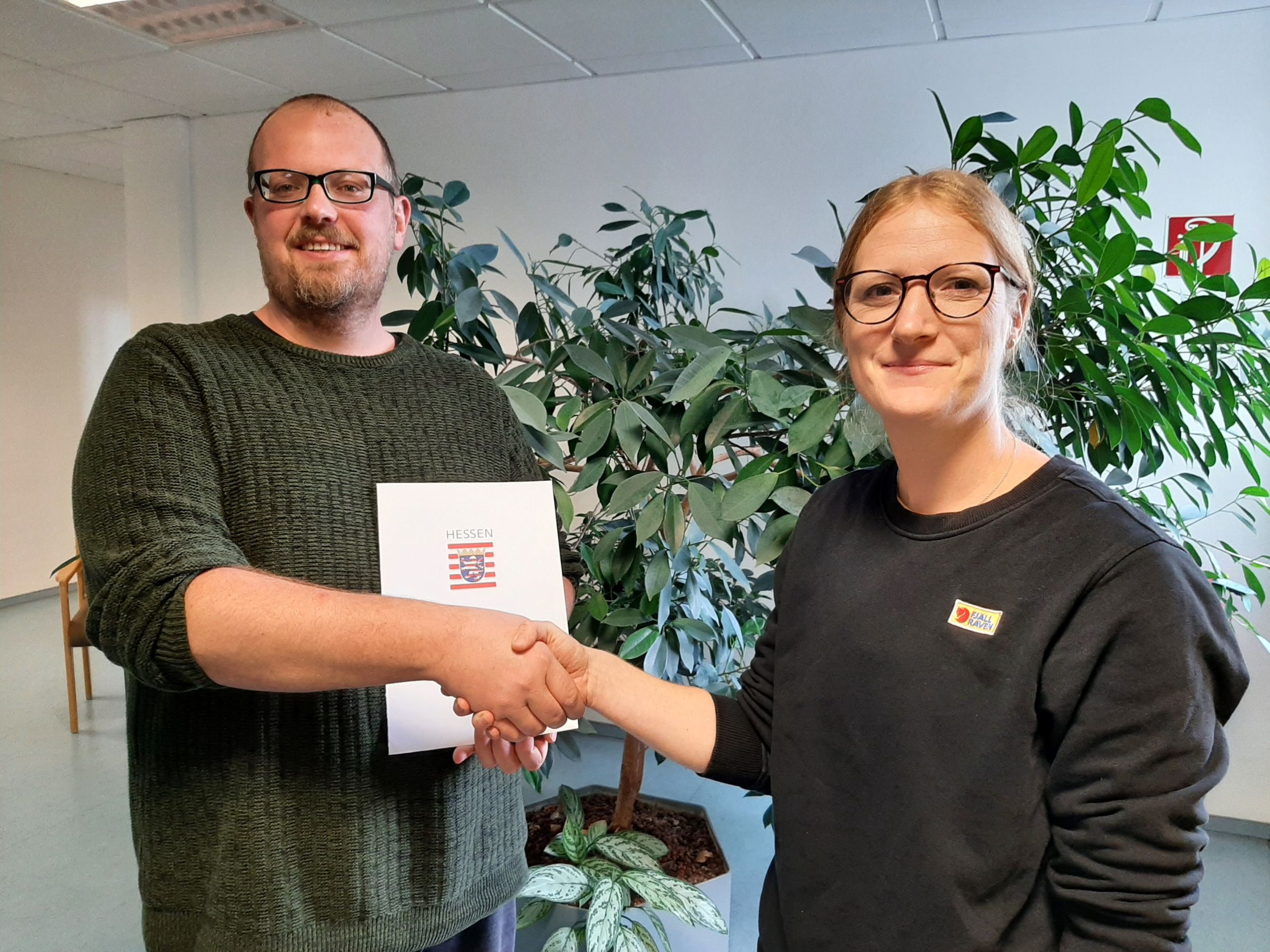 Die stellvertretende Leitung der Lebensmittelüberwachung Anna-Kristina Bell gratuliert Marcel Ligeti zum erfolgreichen Abschluss und überreicht das Prüfungszeugnis. Foto: Lahn-Dill-Kreis