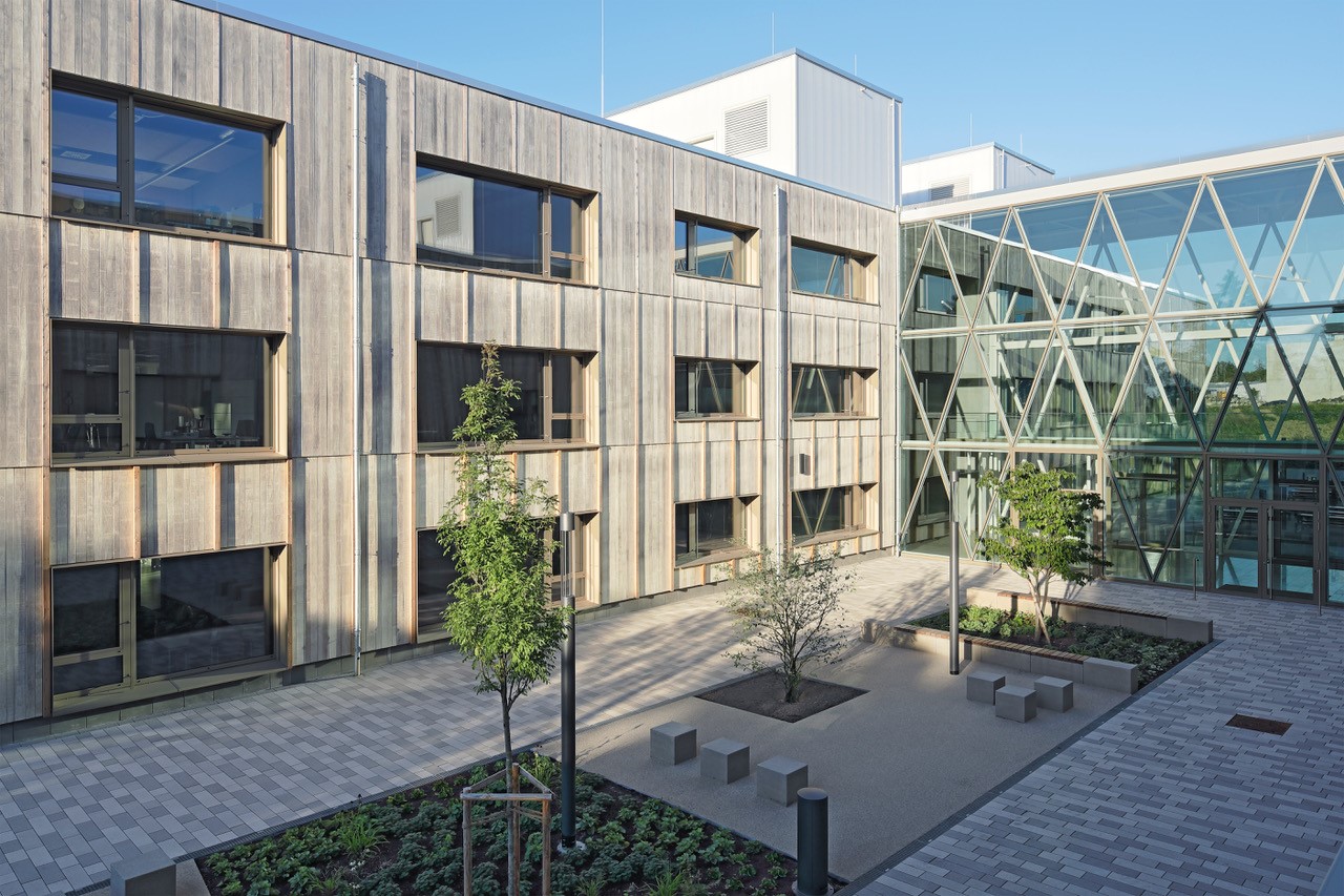 Der innovative Neubau der Theodor-Heuss-Schule schafft mit Holzbauweise und der verglasten Pausenhalle ein helles und warmes Ambiente. Foto: Ralf Heidenreich Fotografie