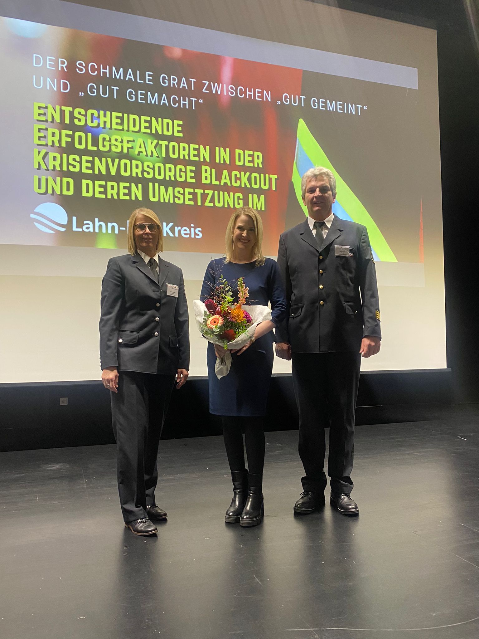 Expertin Dr. Sandra Kreitner (Mitte) begeisterte die Teilnehmenden mit ihrem kurzweiligen Vortrag. Sie war auf Einladung von Kreisbrandinspektor Harald Stürtz und Andrea Schäfer nach Wetzlar gekommen. Foto: Lahn-Dill-Kreis