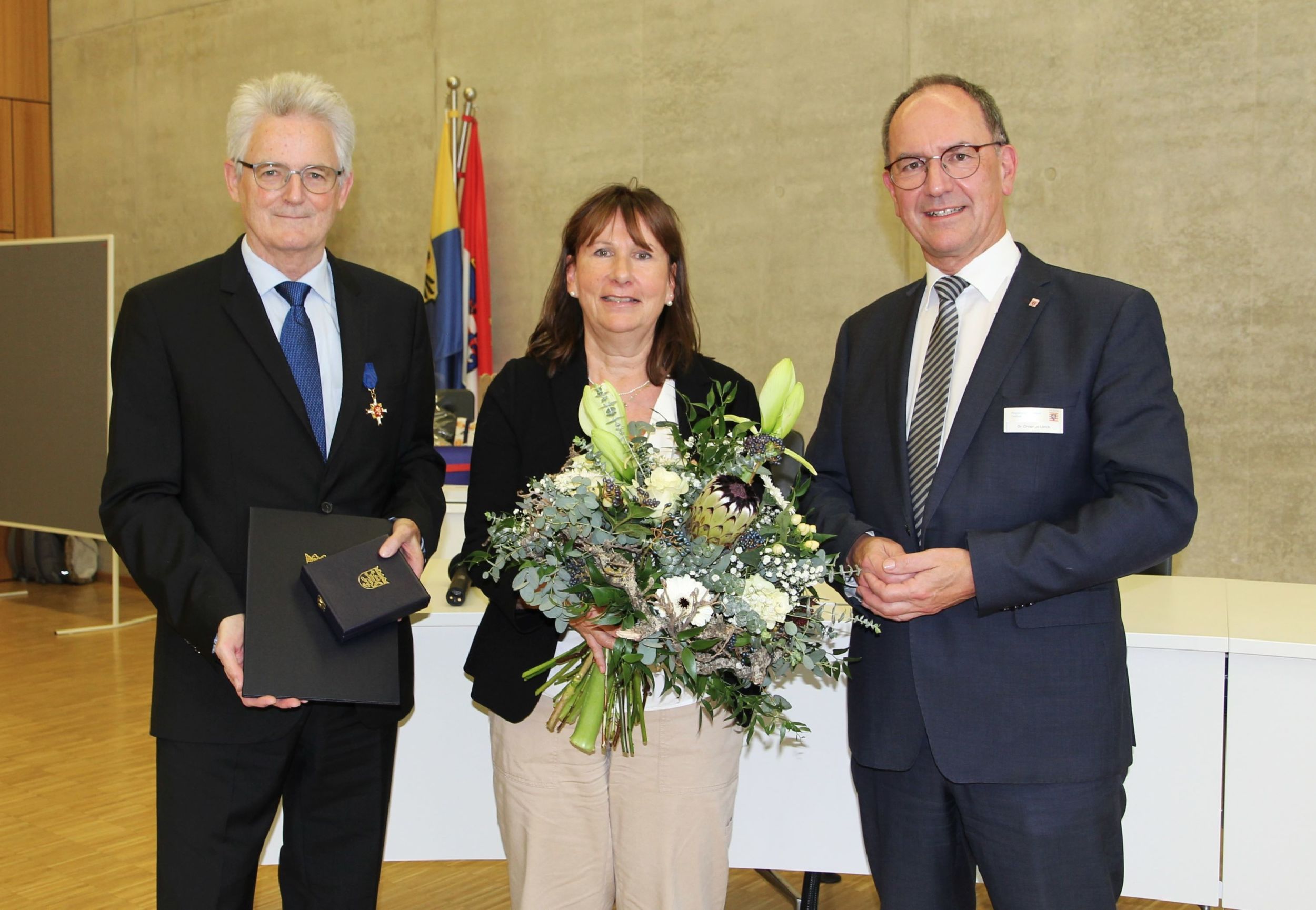 Dr. Christoph Ullrich (rechts) beglückwünschte Prof. Dr. Harald Danne (links) und dessen Ehefrau Carena Danne. Foto: Steffen Gross, StudiumPlus/THM