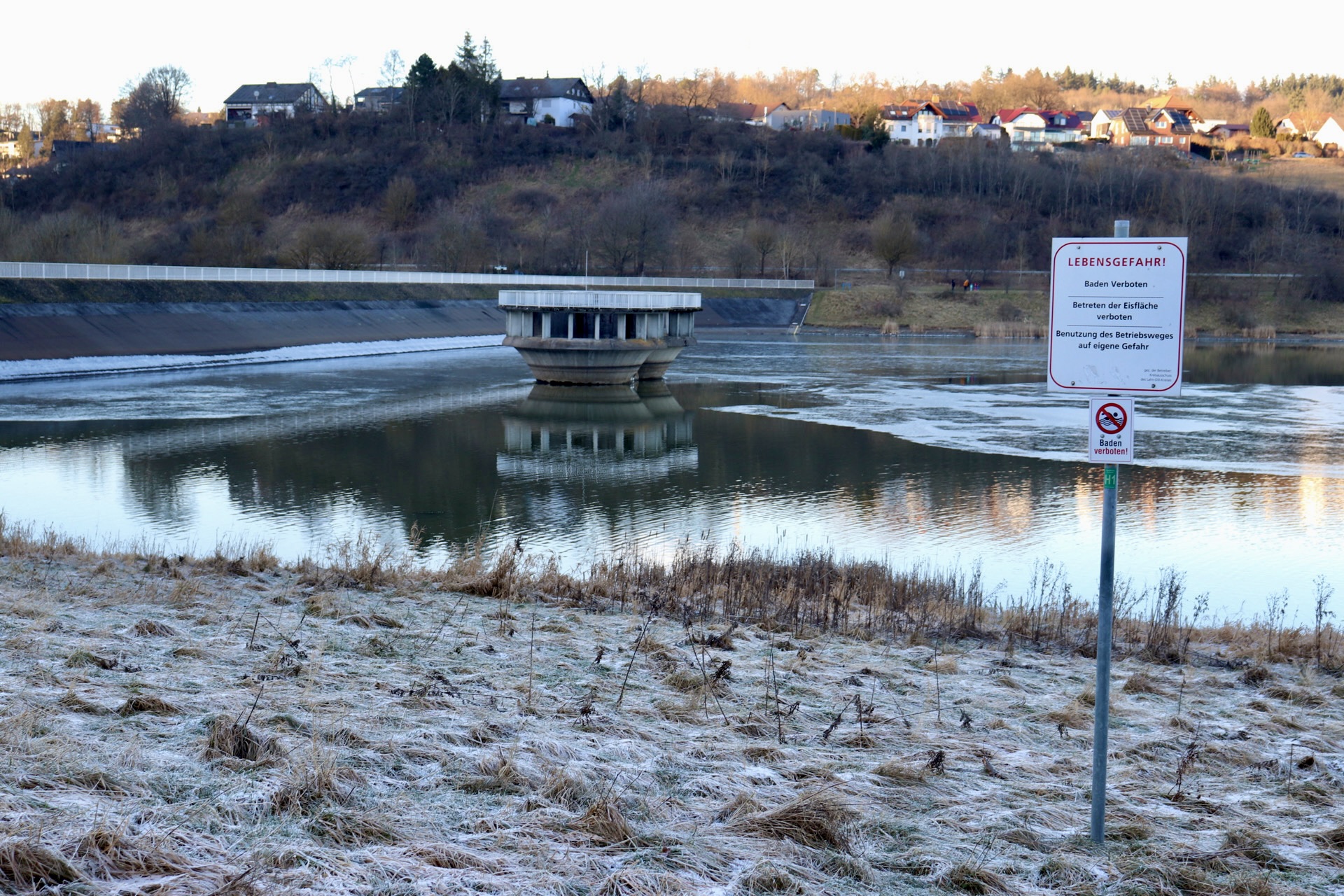 Aktuell sieht die Aartalsperre zwar sehr malerisch aus und die Eisschicht wirkt an einigen Stellen sehr dick. Allerdings birgt sie große Gefahren. Deshalb gilt generell ein Betretungsverbot. Foto: Lahn-Dill-Kreis/Marie-Therese Koch