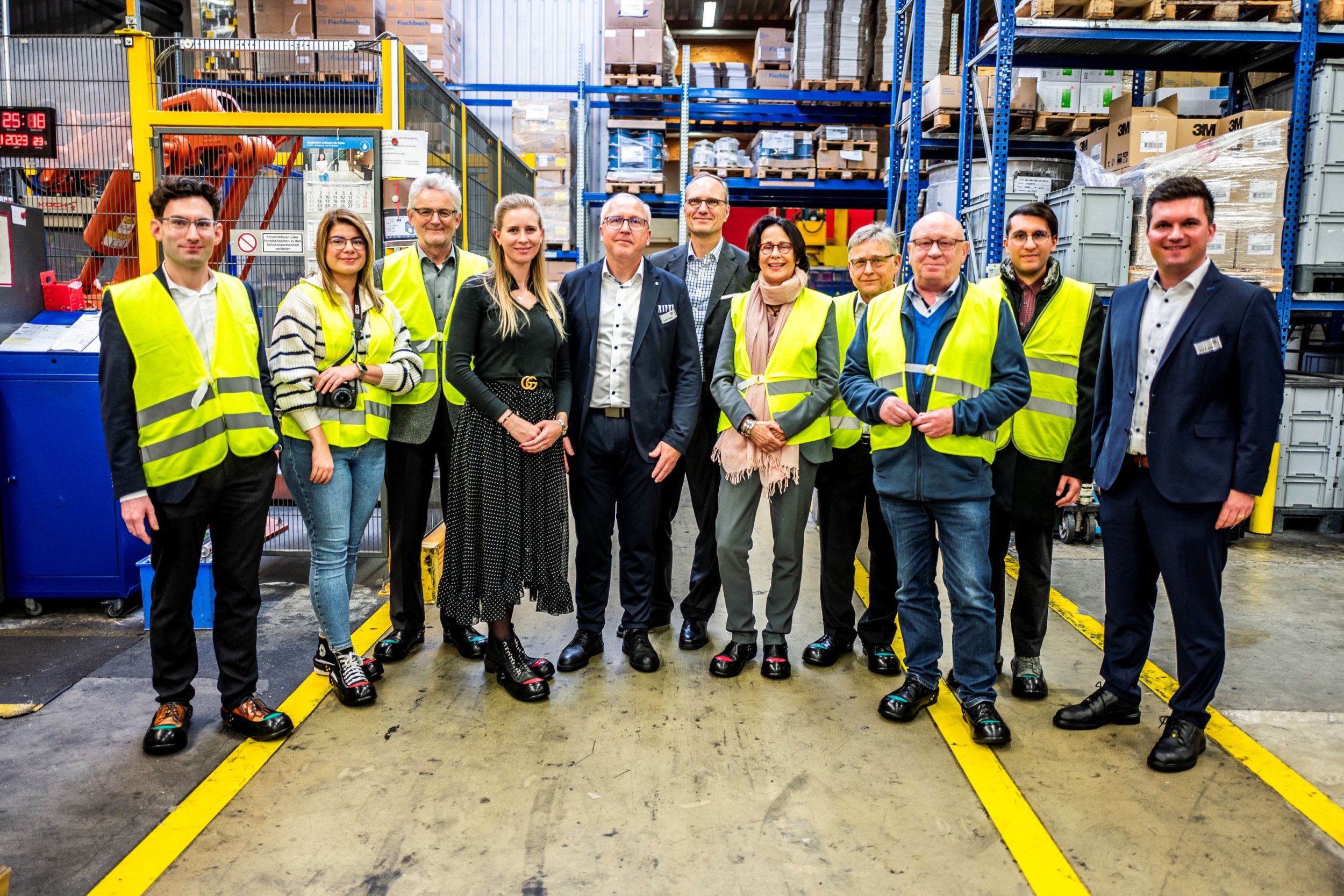 Beim Unternehmensbesuch konnte sich die Wirtschaftsdelegation des Kreises ein Bild von Weiss Chemie + Technik machen. Foto: Silas Koch/Silas Koch Fotografie