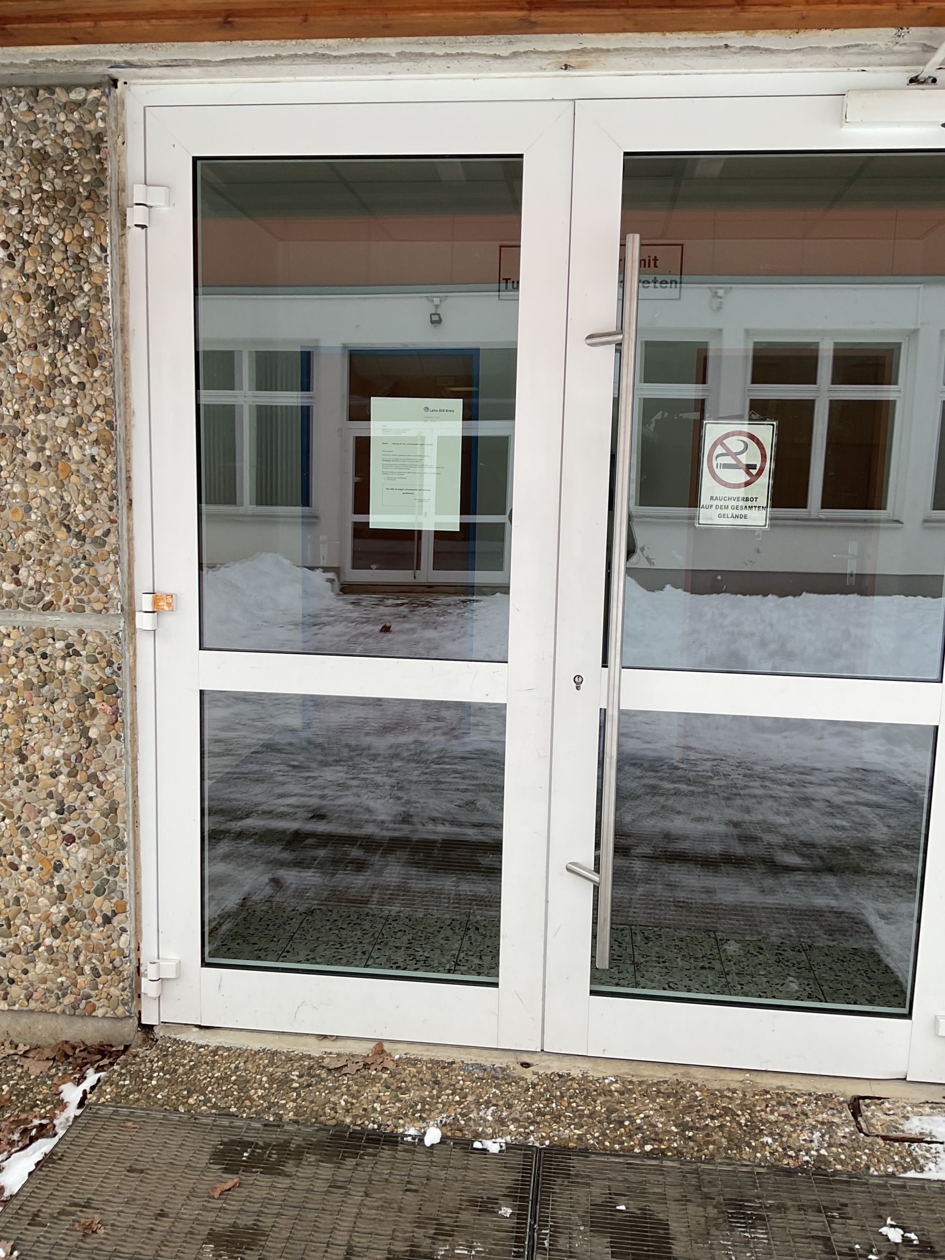 Einige kreiseigene Turnhallen wie die in Erda sind aktuell wegen der Schneelast gesperrt. Foto: Lahn-Dill-Kreis