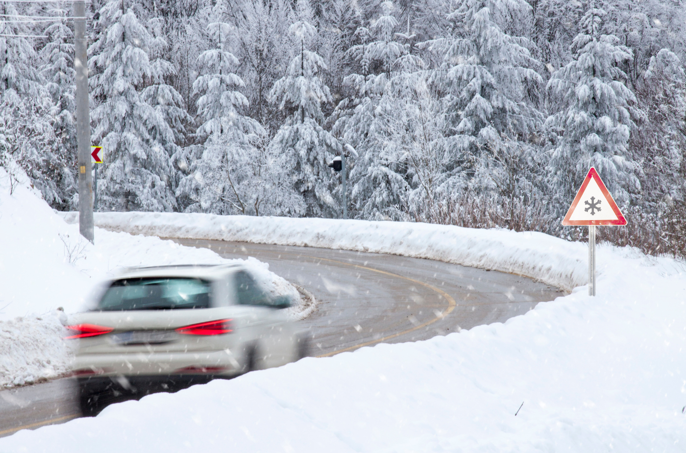 Wegen einer Schnee- und Eiswarnung des Deutschen Wetterdienstes fällt der Präsenzunterricht am 17. Januar 2024 im Lahn-Dill-Kreis aus. Foto: jpgfactory von Getty Images Signature via canva.com