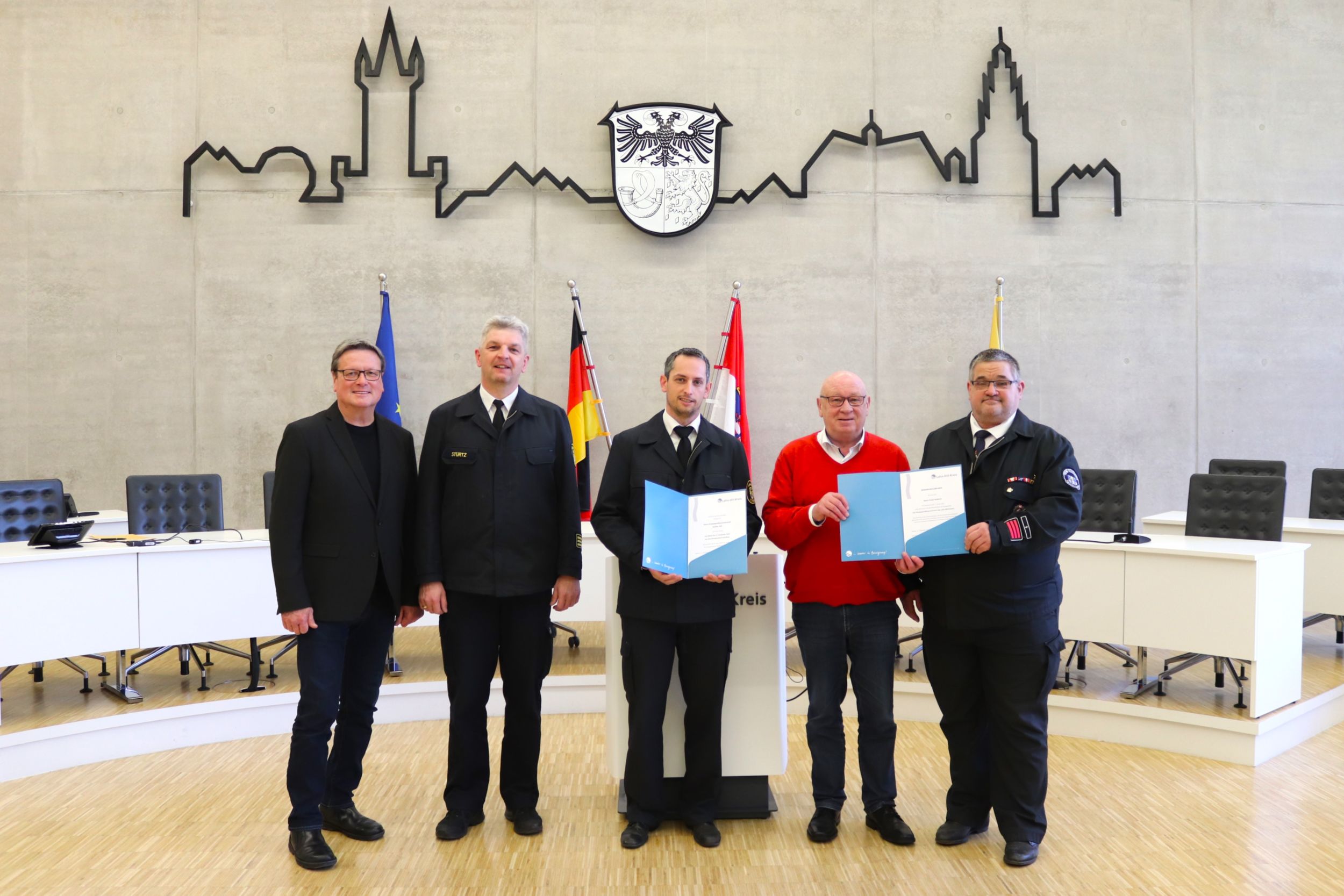 Nach 13 Jahren Ehrenamt von Steffen Zell übernimmt nun Frank Heidrich das Amt des Kreisjugendfeuerwehrwarts. Von links: Roland Esch, Harald Stürtz, Steffen Zell, Wolfgang Schuster, Frank Heidrich. Foto: Lahn-Dill-Kreis/Marie-Therese Koch