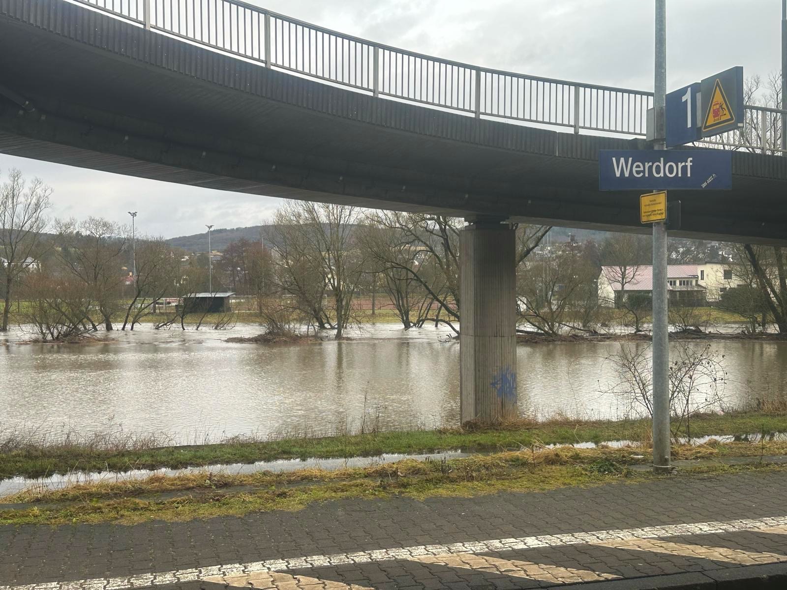 Auch bei Aßlar-Werdorf ist die Dill über die Ufer getreten. Foto: Lahn-Dill-Kreis/Judith Muhlberg