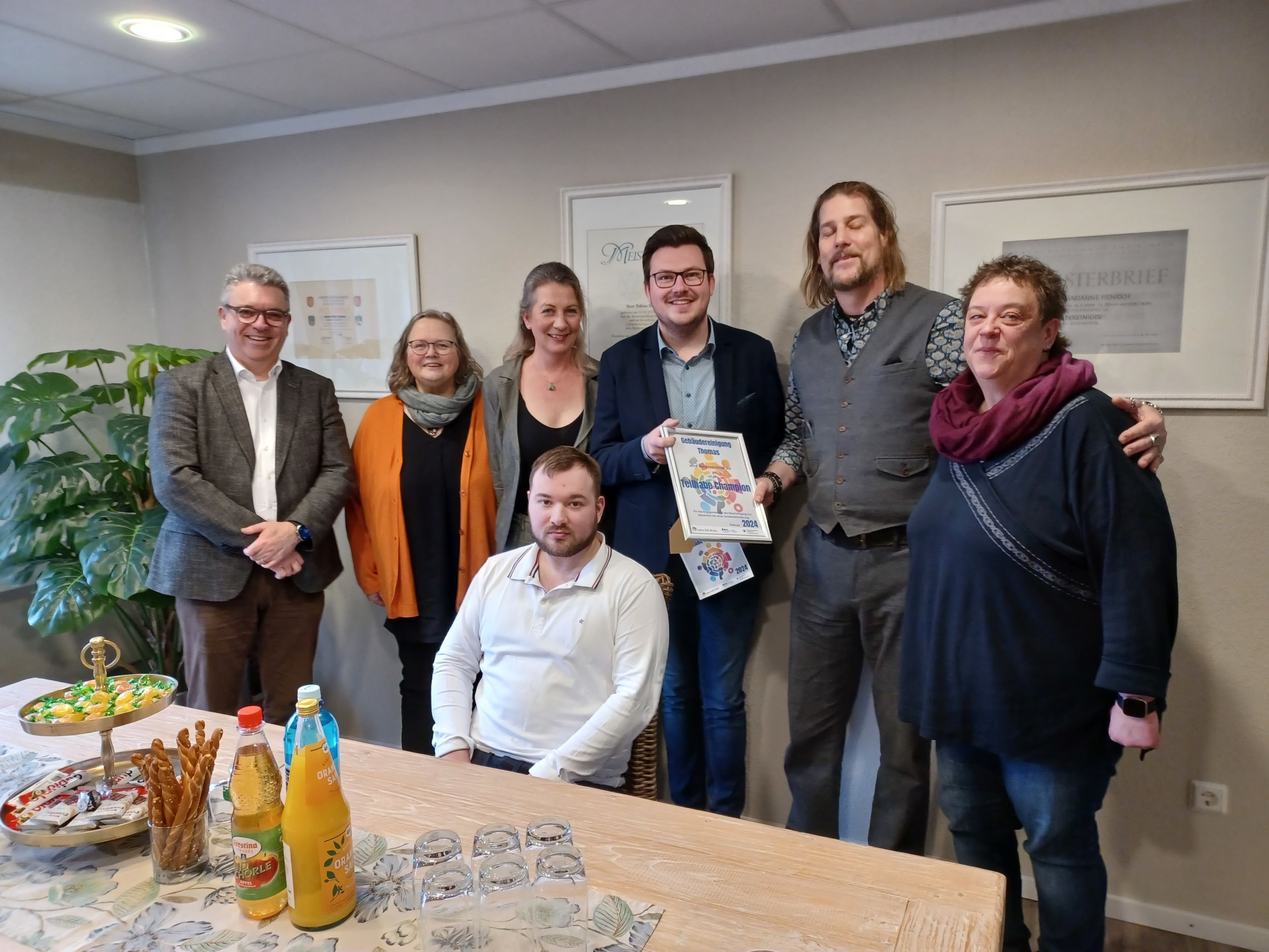 061_Teilhabechampion Februar Über die Auszeichnung „Teilhabechampion des Monats“ freuen sich (v. li.): Michael Lotz, Bürgermeister der Stadt Dillenburg, Monika Mundt, Einheitliche Ansprechstelle für Arbeitgeber, Jutta Henrich, Till Schneider (sitzend), Johannes Krätzer, Handwerkskammer Wiesbaden, Tobias Henrich, Susanne Eiben Behindertenbeauftragte des Lahn-Dill-Kreises. Foto: Einheitliche Ansprechstelle für Arbeitgeber